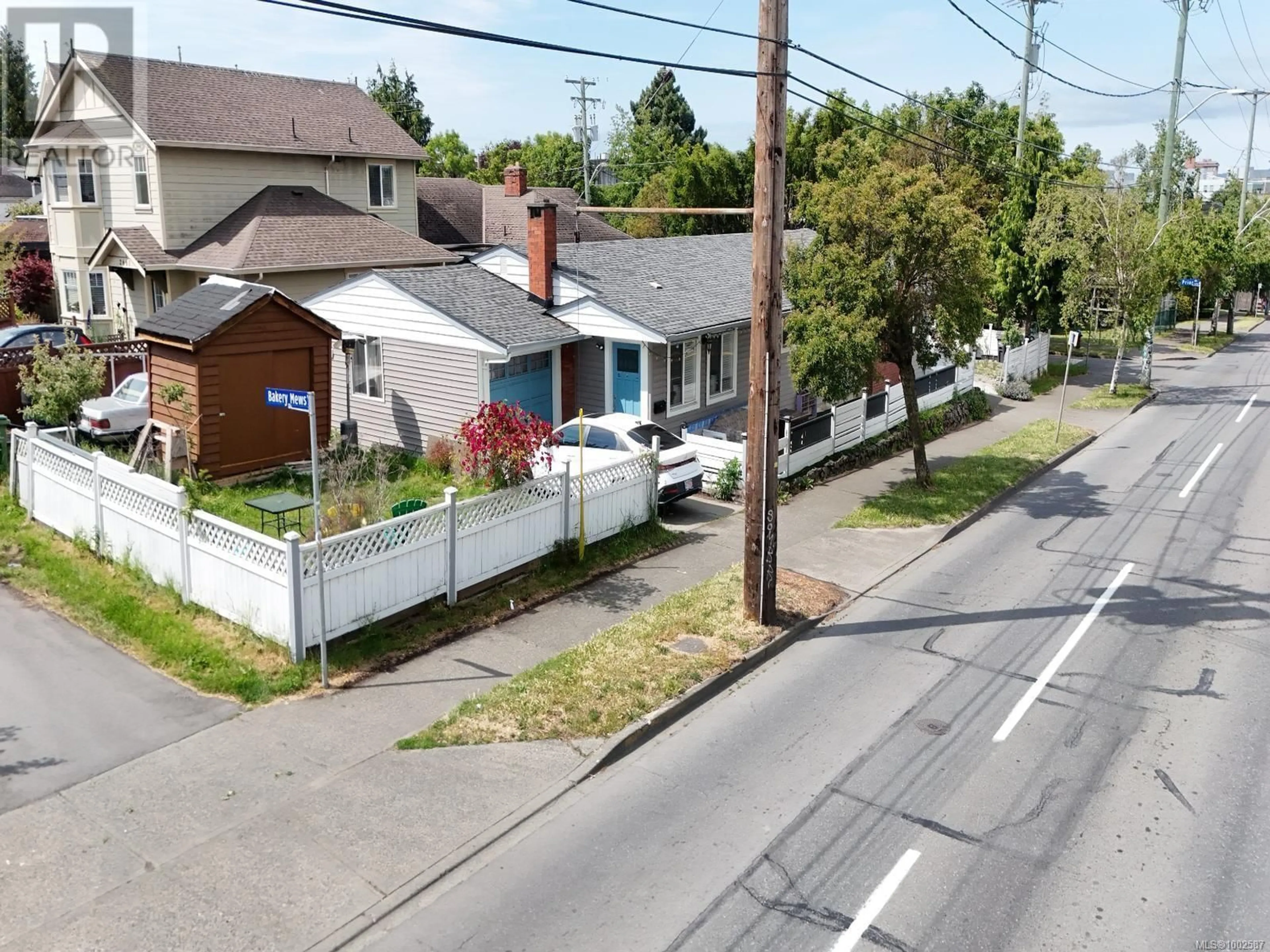 A pic from outside/outdoor area/front of a property/back of a property/a pic from drone, street for 1137 HILLSIDE AVENUE, Victoria British Columbia V8T2A8