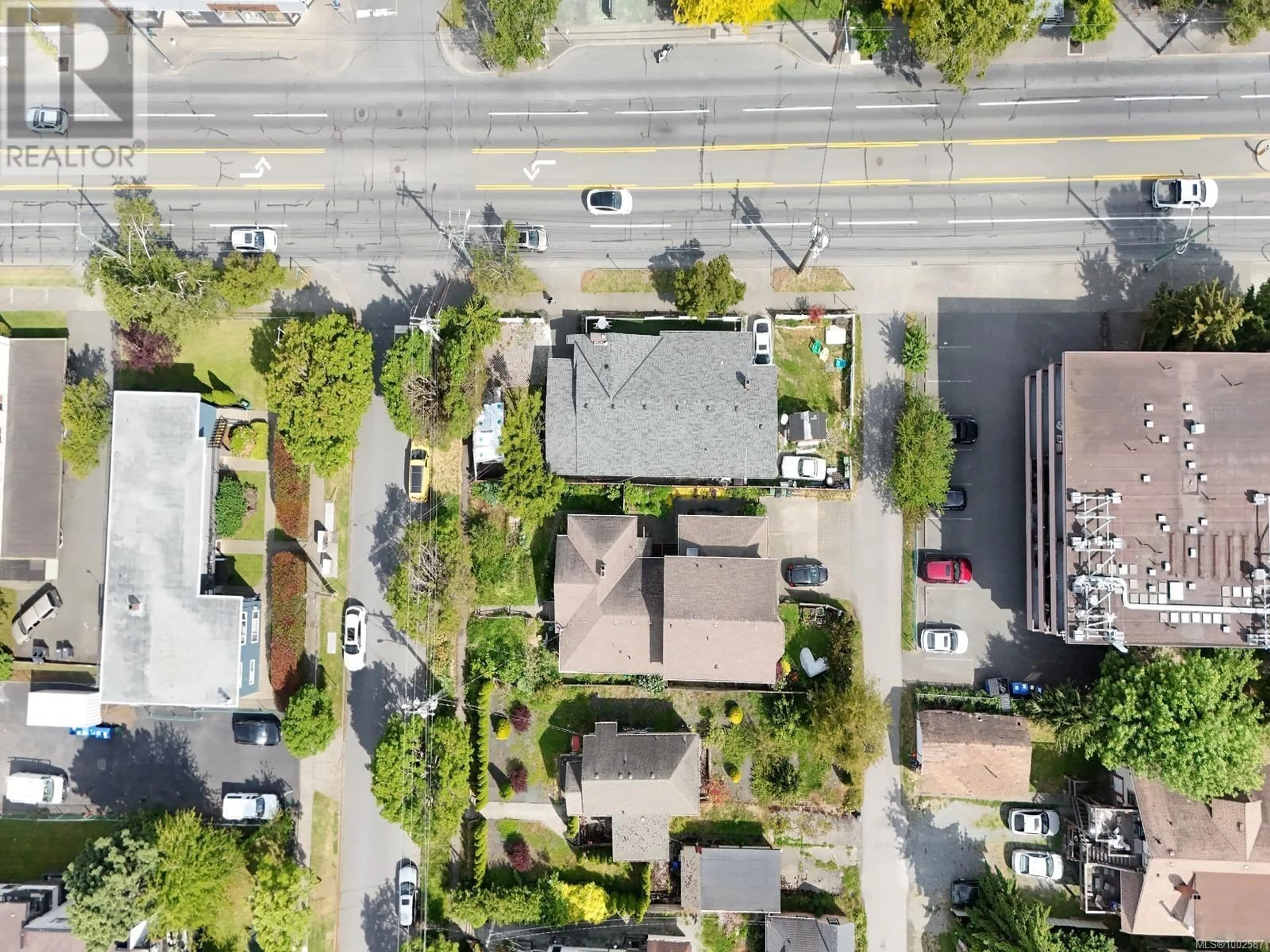 A pic from outside/outdoor area/front of a property/back of a property/a pic from drone, street for 1137 HILLSIDE AVENUE, Victoria British Columbia V8T2A8