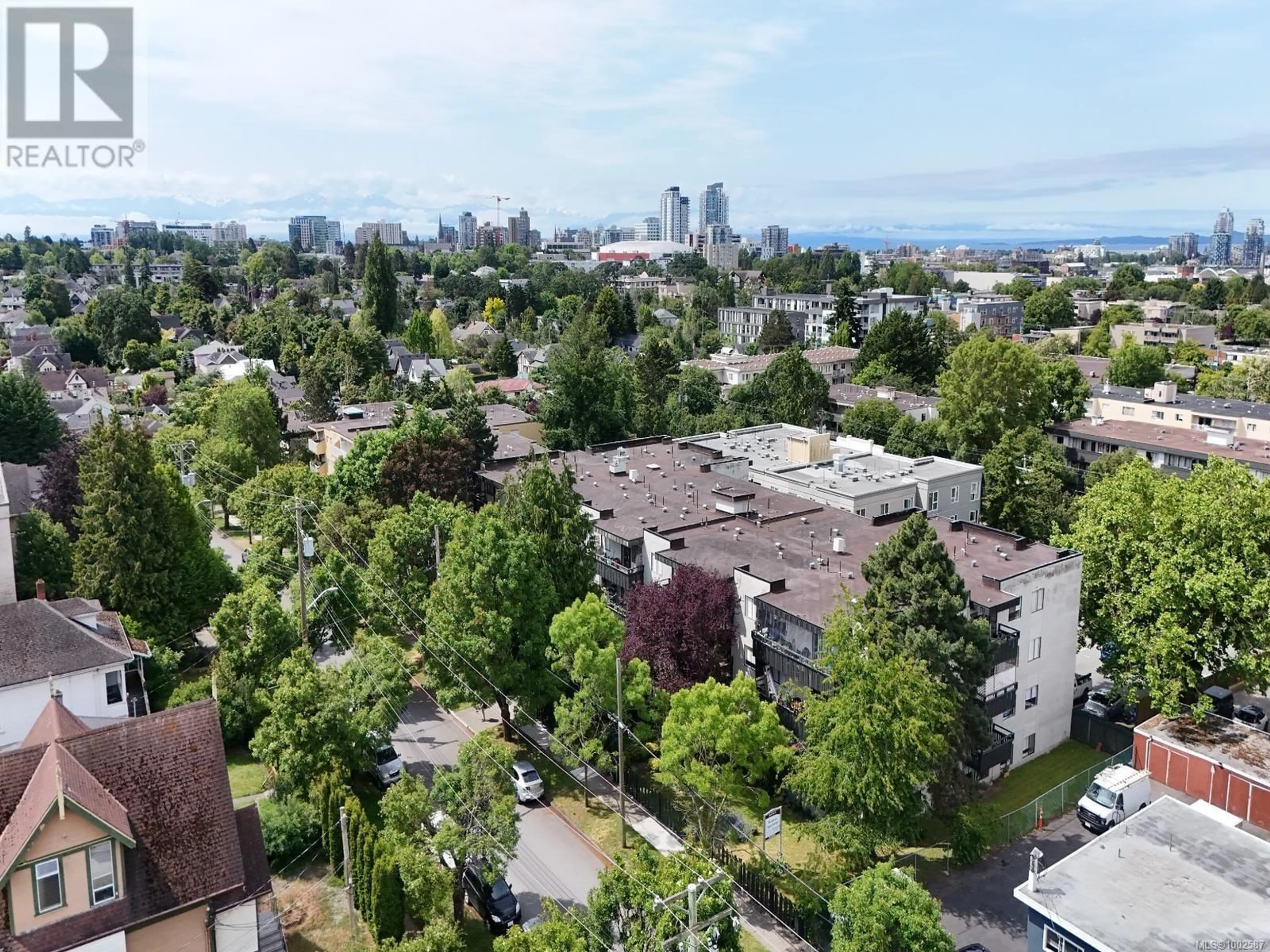 A pic from outside/outdoor area/front of a property/back of a property/a pic from drone, city buildings view from balcony for 1137 HILLSIDE AVENUE, Victoria British Columbia V8T2A8
