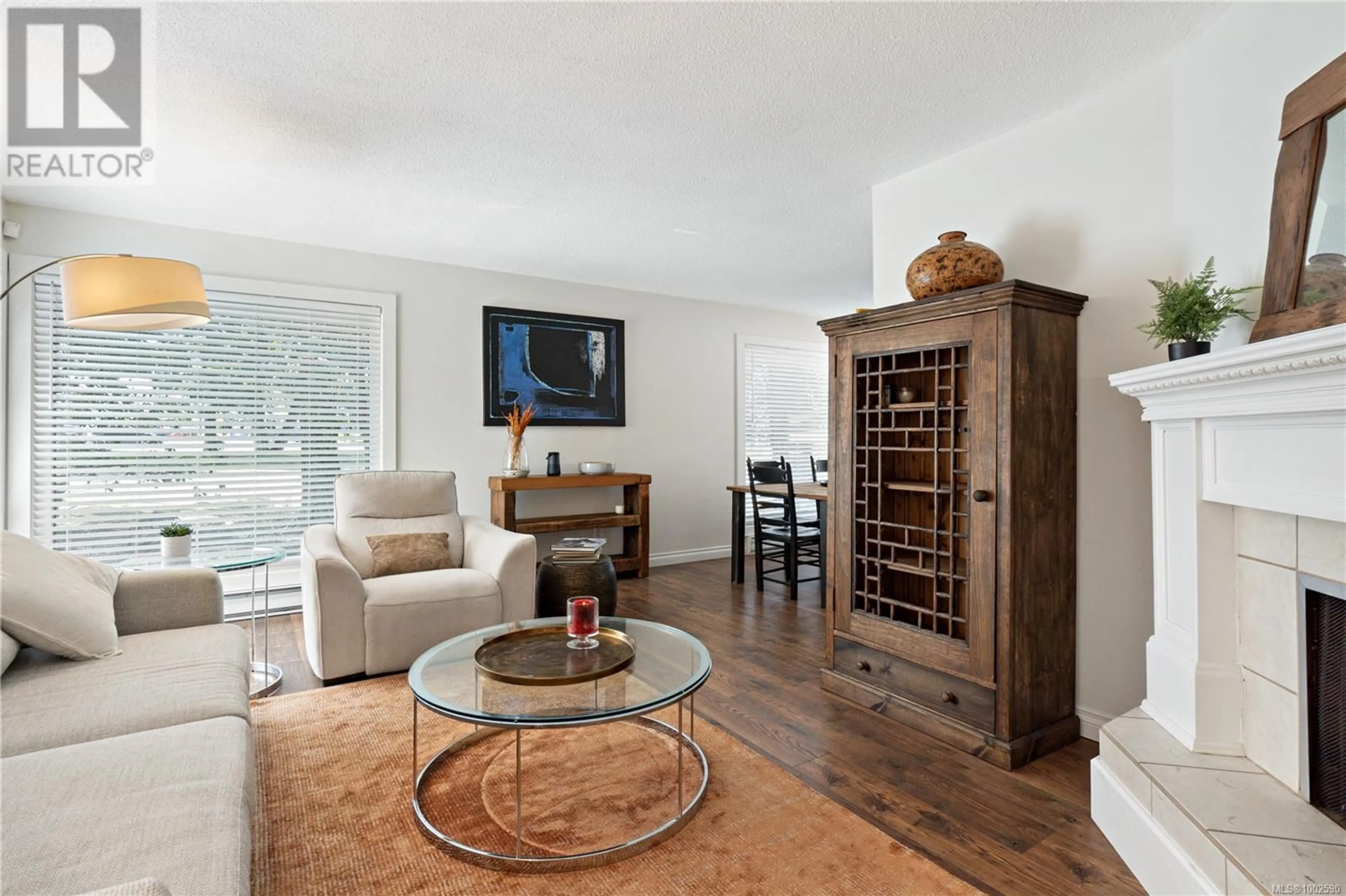 Living room with furniture, wood/laminate floor for 3617 COUNTRY CLUB DRIVE, Nanaimo British Columbia V9T1T8