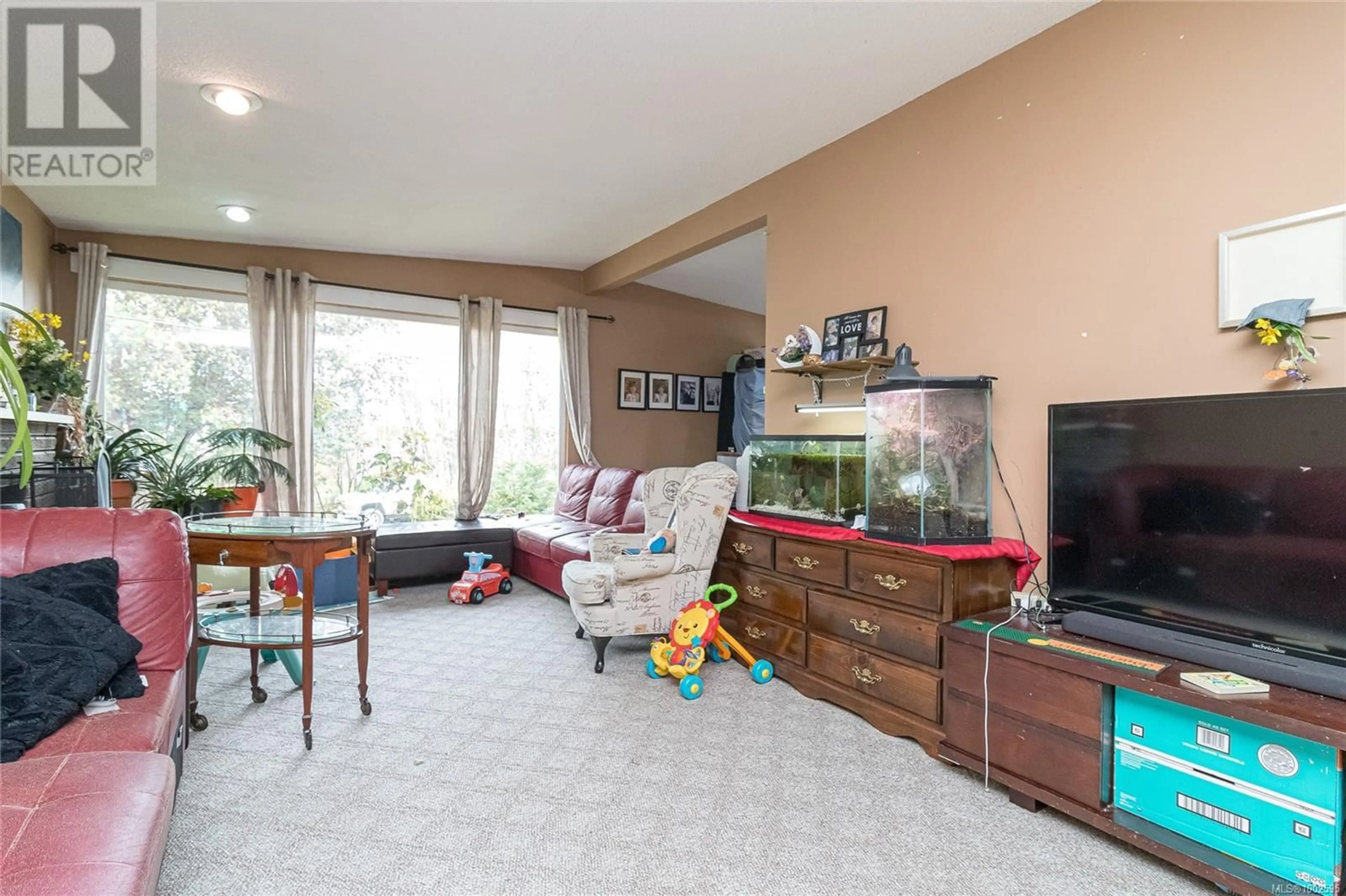 Living room with furniture, unknown for 915 REX ROAD, Langford British Columbia V9B2P2