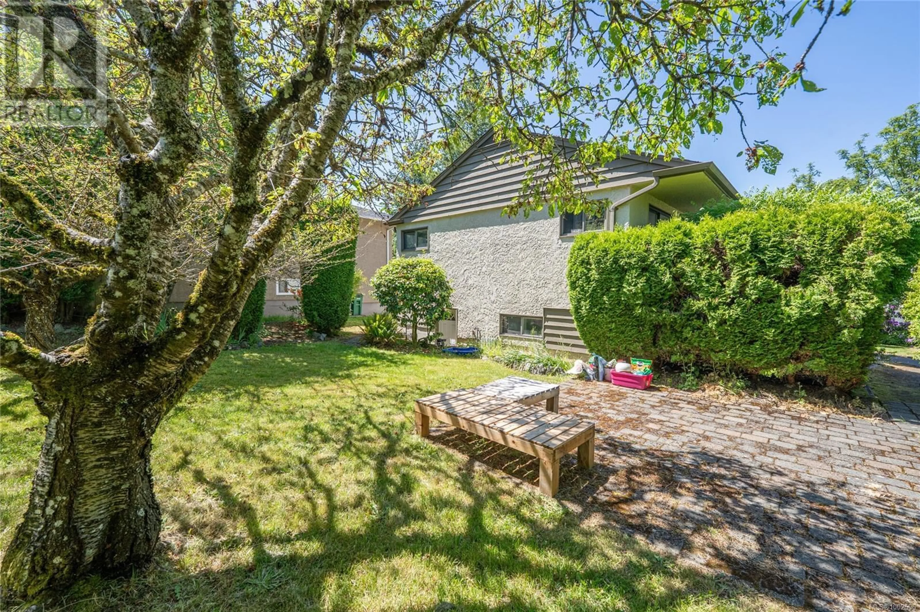 Patio, street for 3917 BRAEFOOT PLACE, Saanich British Columbia V9B2X8