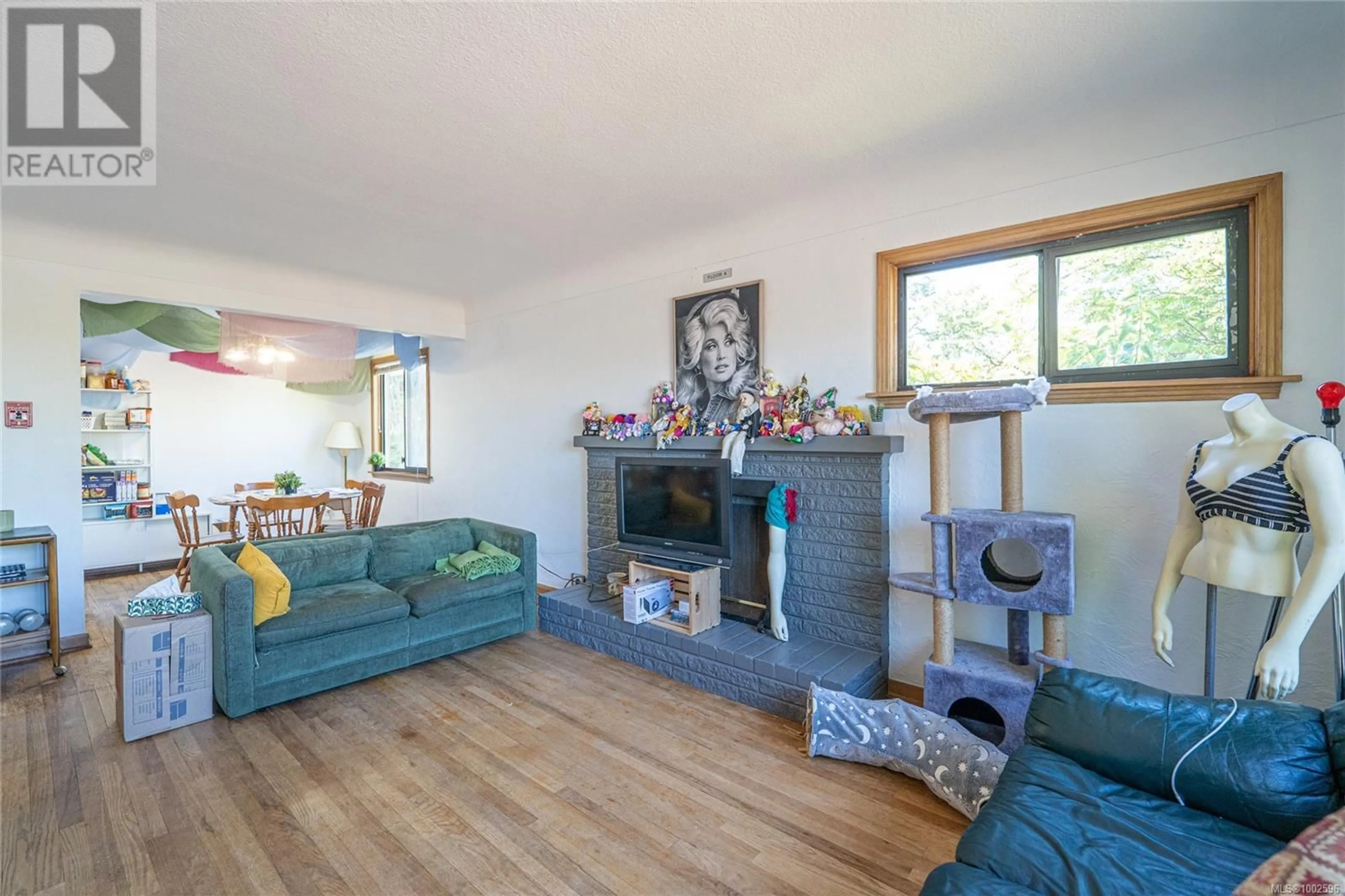 Living room with furniture, unknown for 3917 BRAEFOOT PLACE, Saanich British Columbia V9B2X8