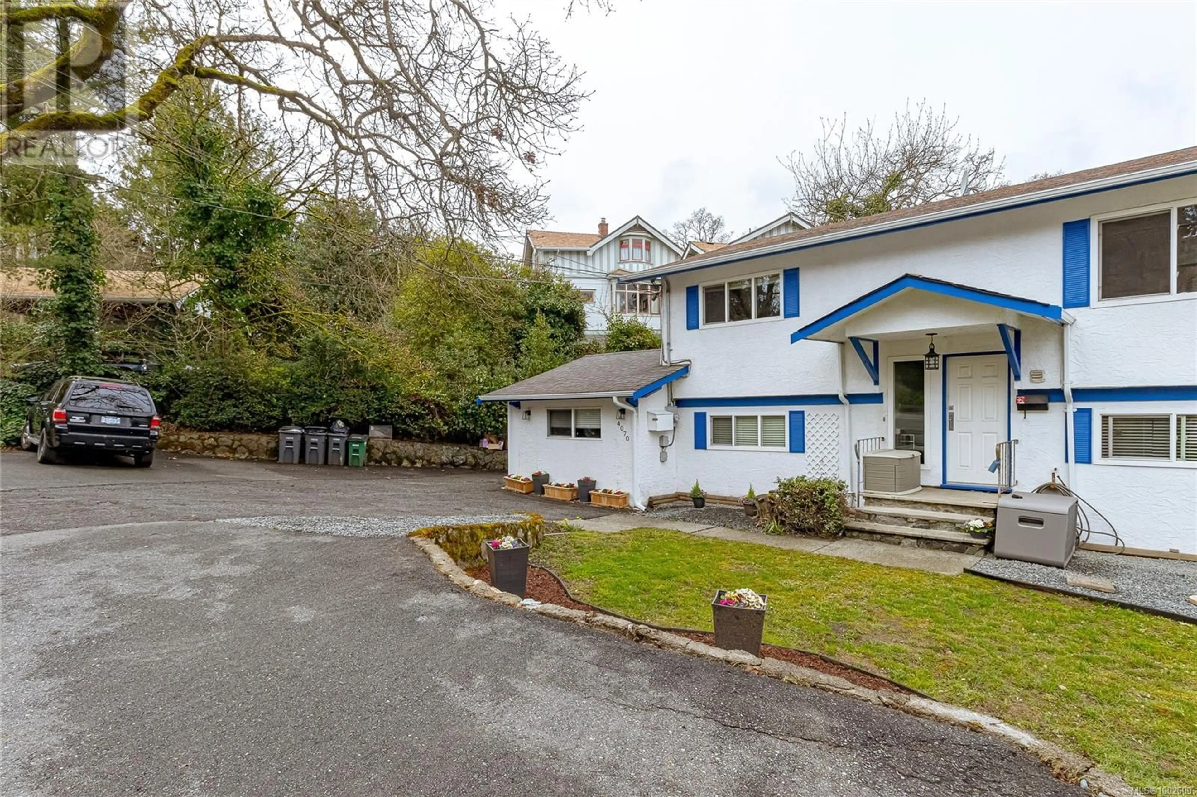 A pic from outside/outdoor area/front of a property/back of a property/a pic from drone, street for 4070 CAREY ROAD, Saanich British Columbia V8Z4G3