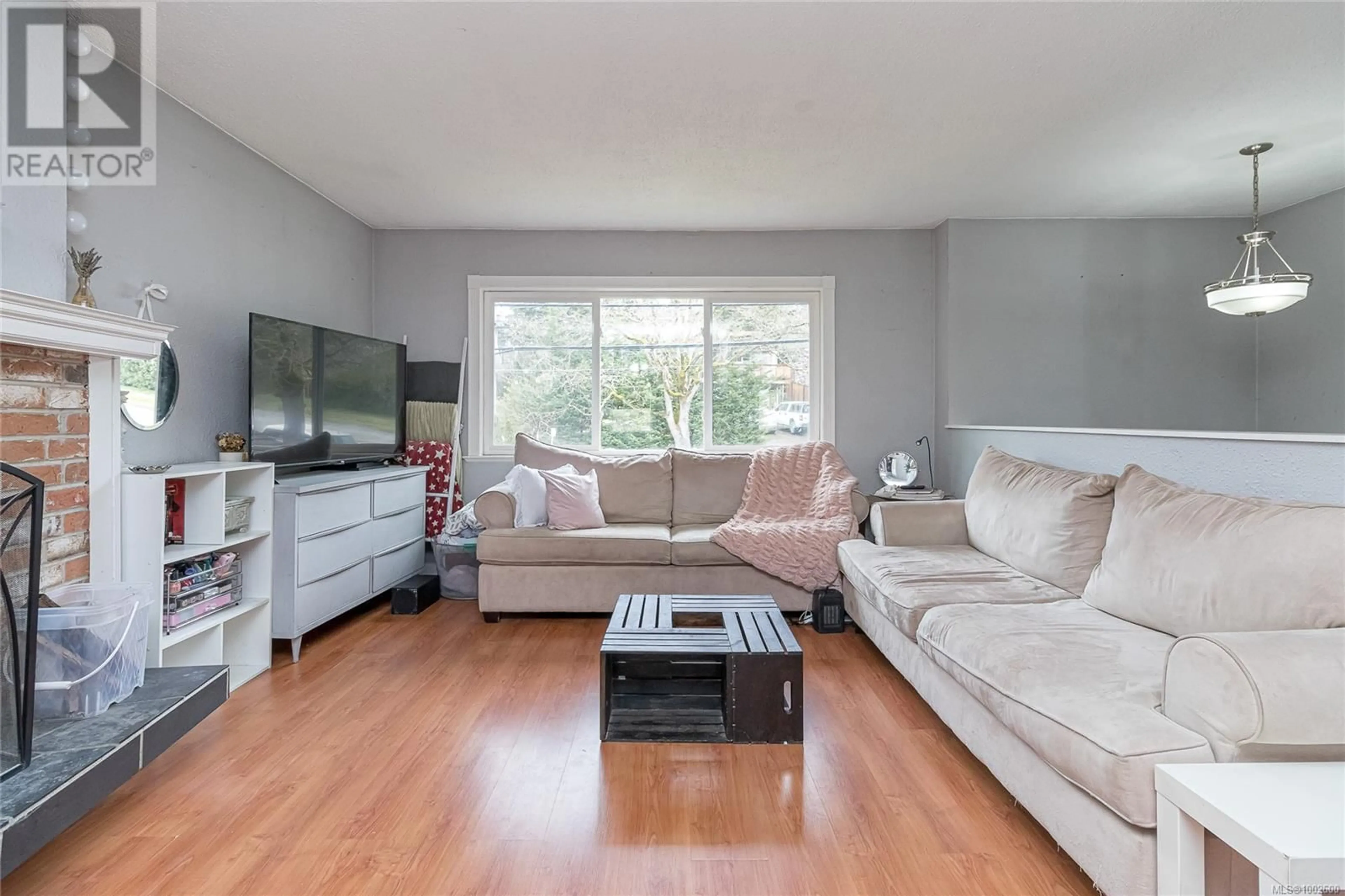 Living room with furniture, wood/laminate floor for 4070 CAREY ROAD, Saanich British Columbia V8Z4G3