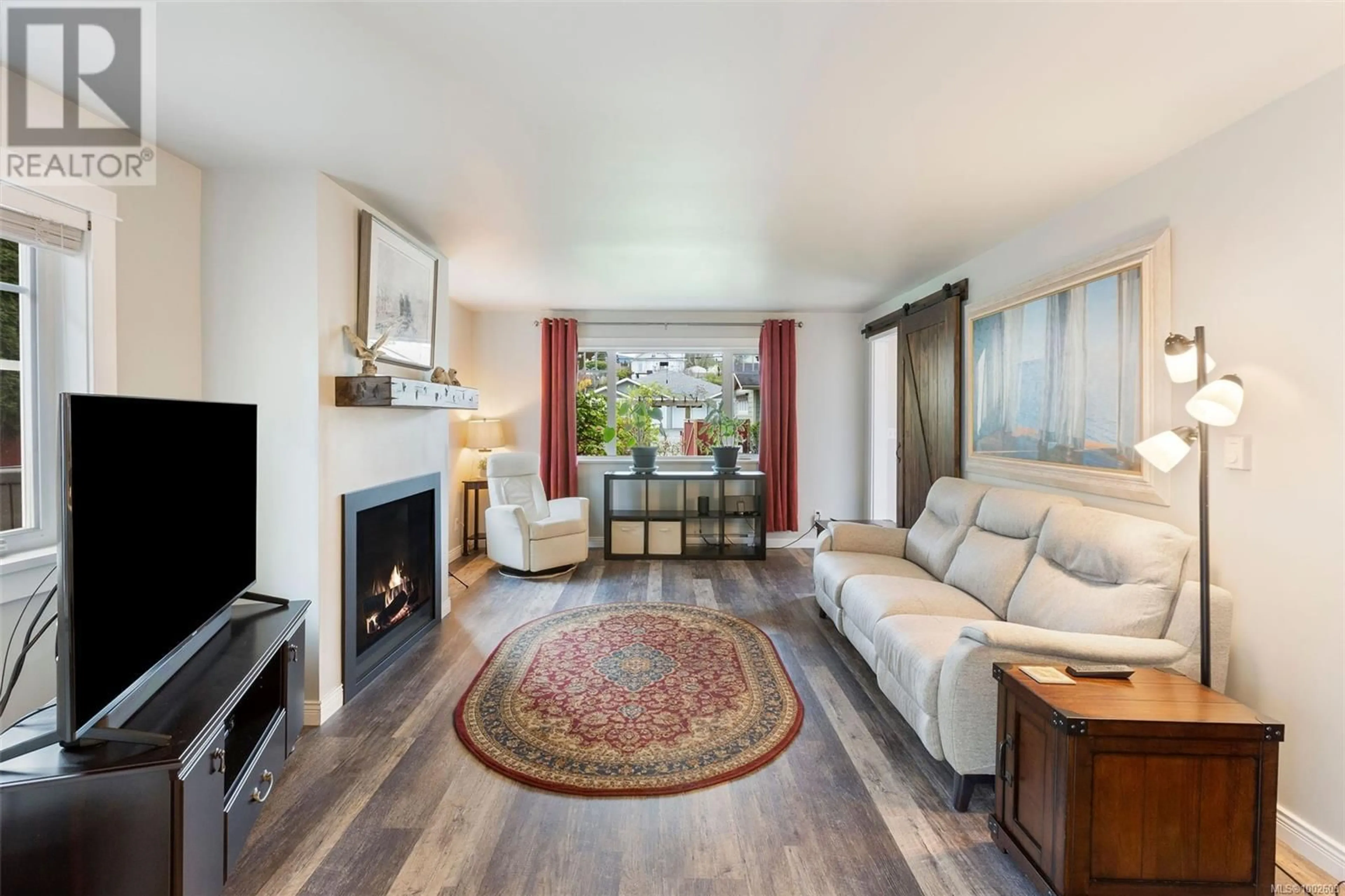 Living room with furniture, wood/laminate floor for 9913 MAPLE STREET, Chemainus British Columbia V0R1K1