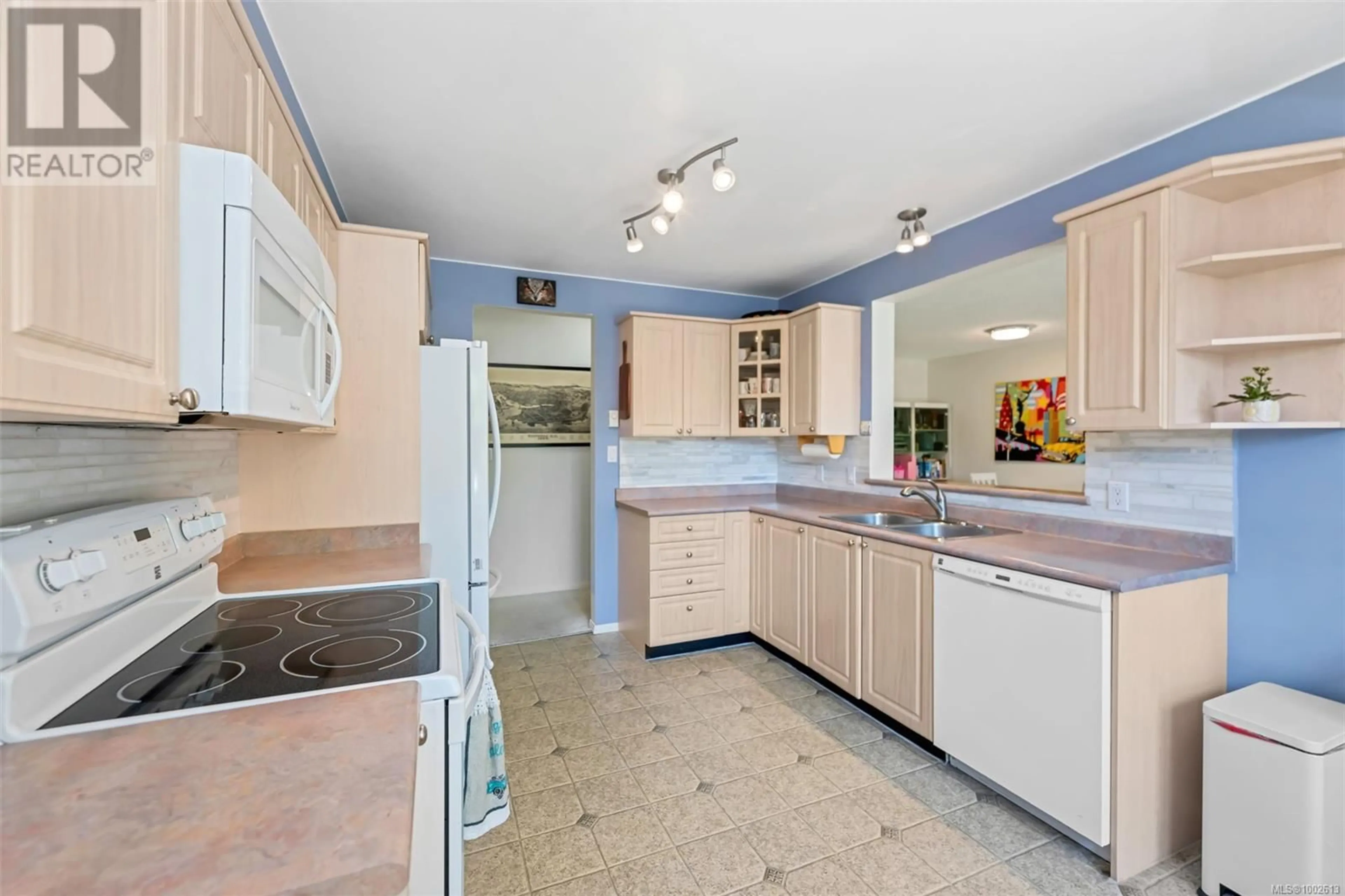 Standard kitchen, ceramic/tile floor for 204 - 1240 VERDIER AVENUE, Central Saanich British Columbia V8M2G9