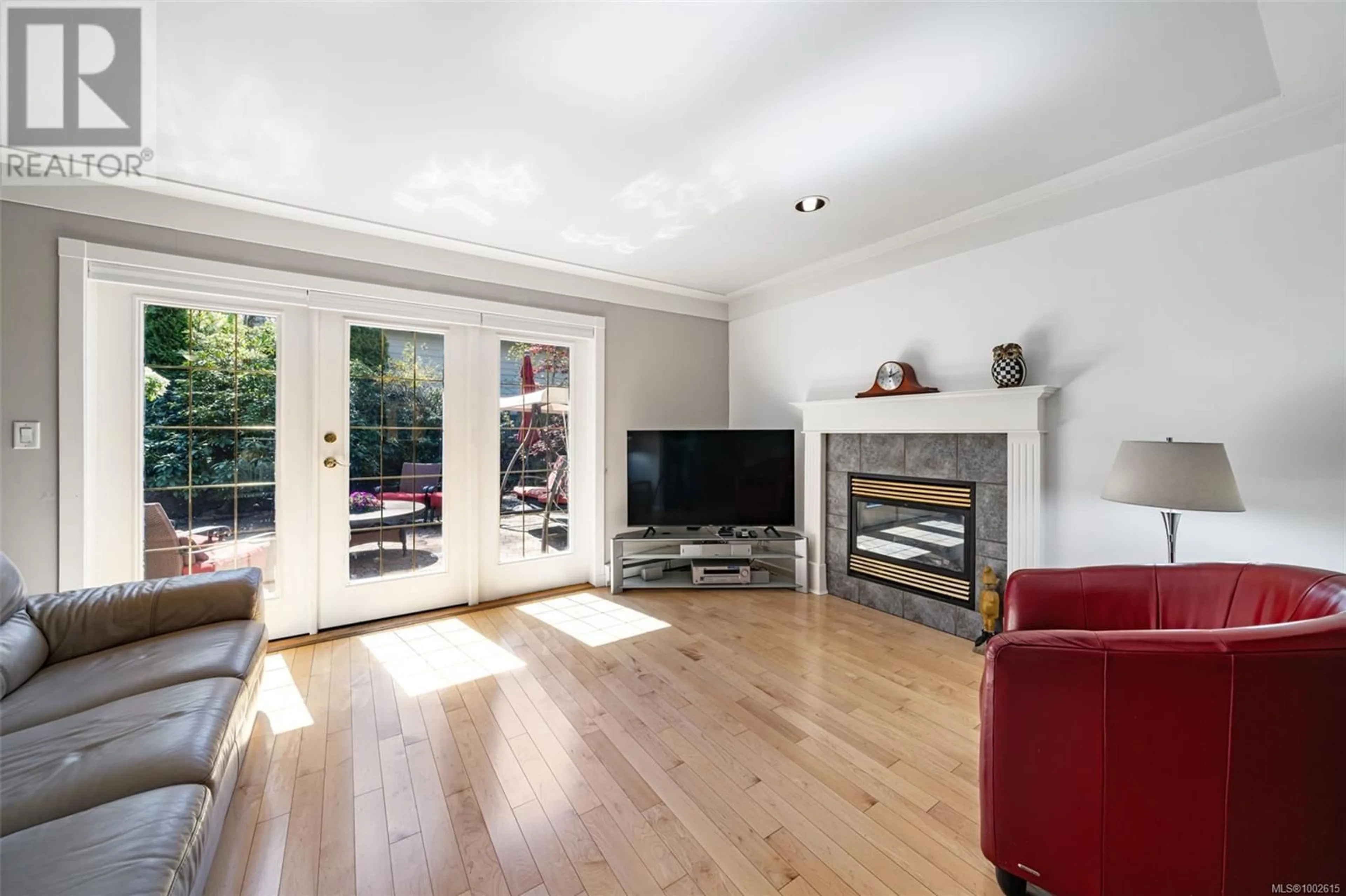 Living room with furniture, wood/laminate floor for 4135 ROCKHOME GARDENS, Saanich British Columbia V8X5K4