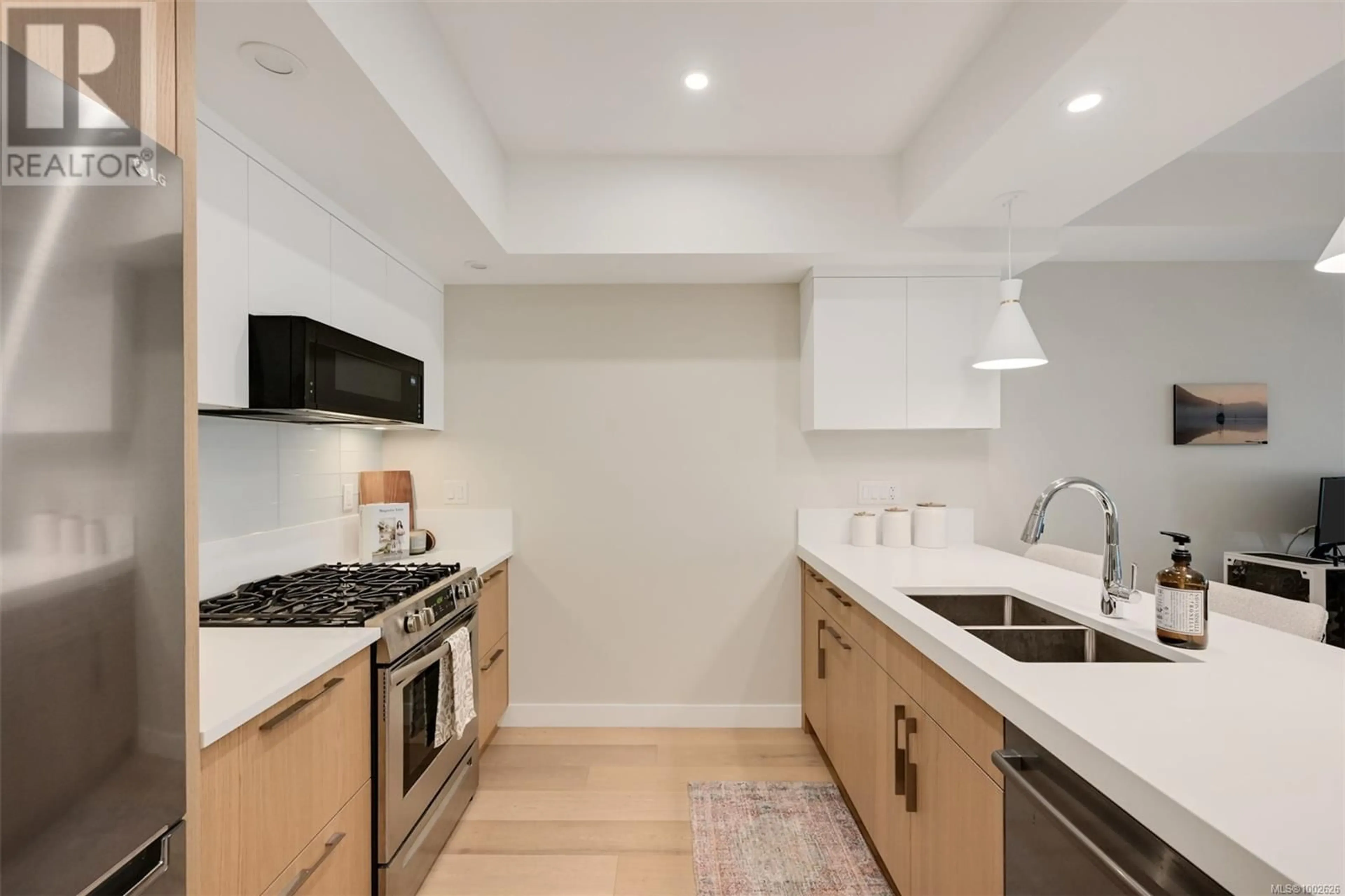 Standard kitchen, unknown for 204 - 9861 THIRD STREET, Sidney British Columbia V8L3A8