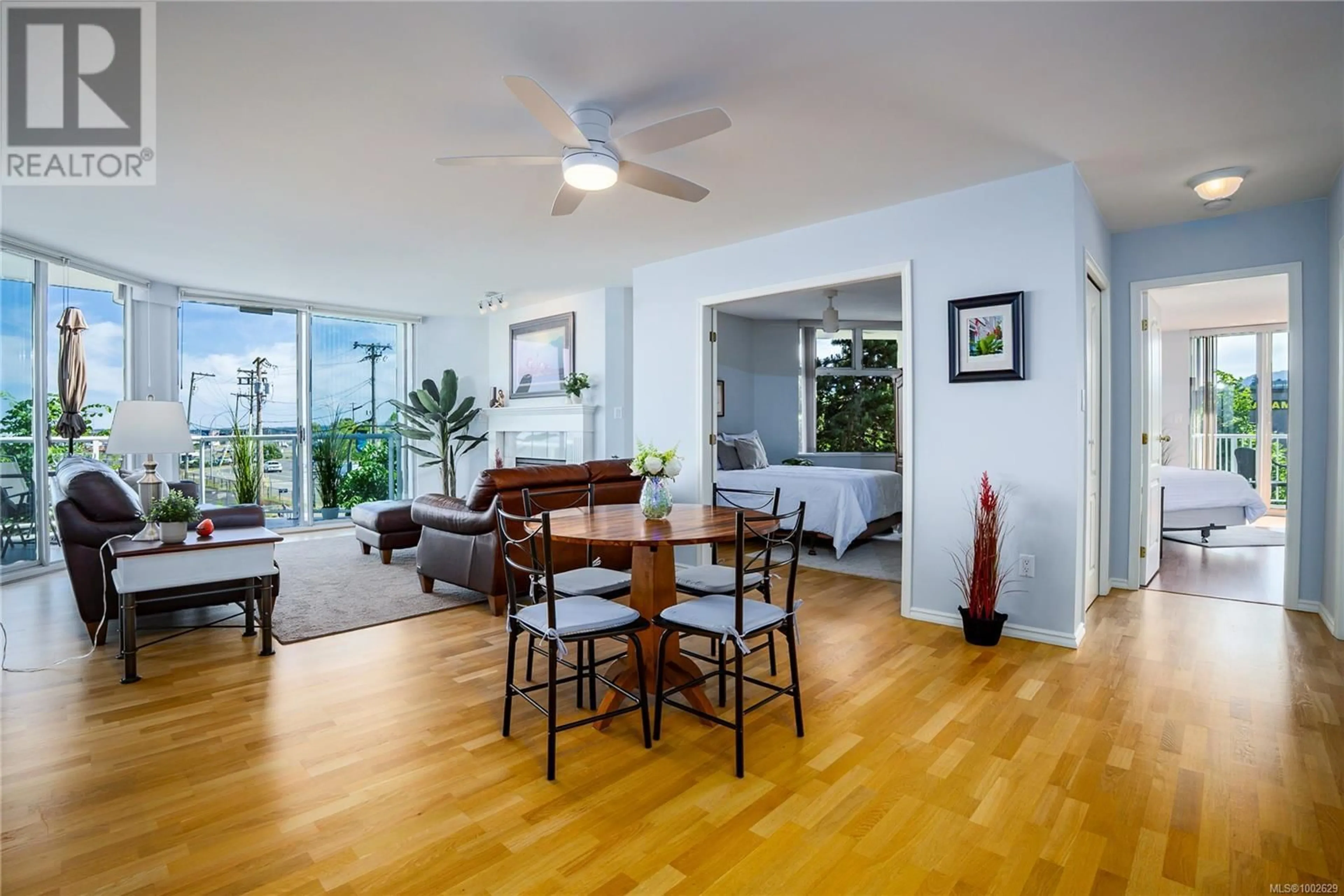 Living room with furniture, wood/laminate floor for 305 - 158 PROMENADE DRIVE, Nanaimo British Columbia V9R6M7