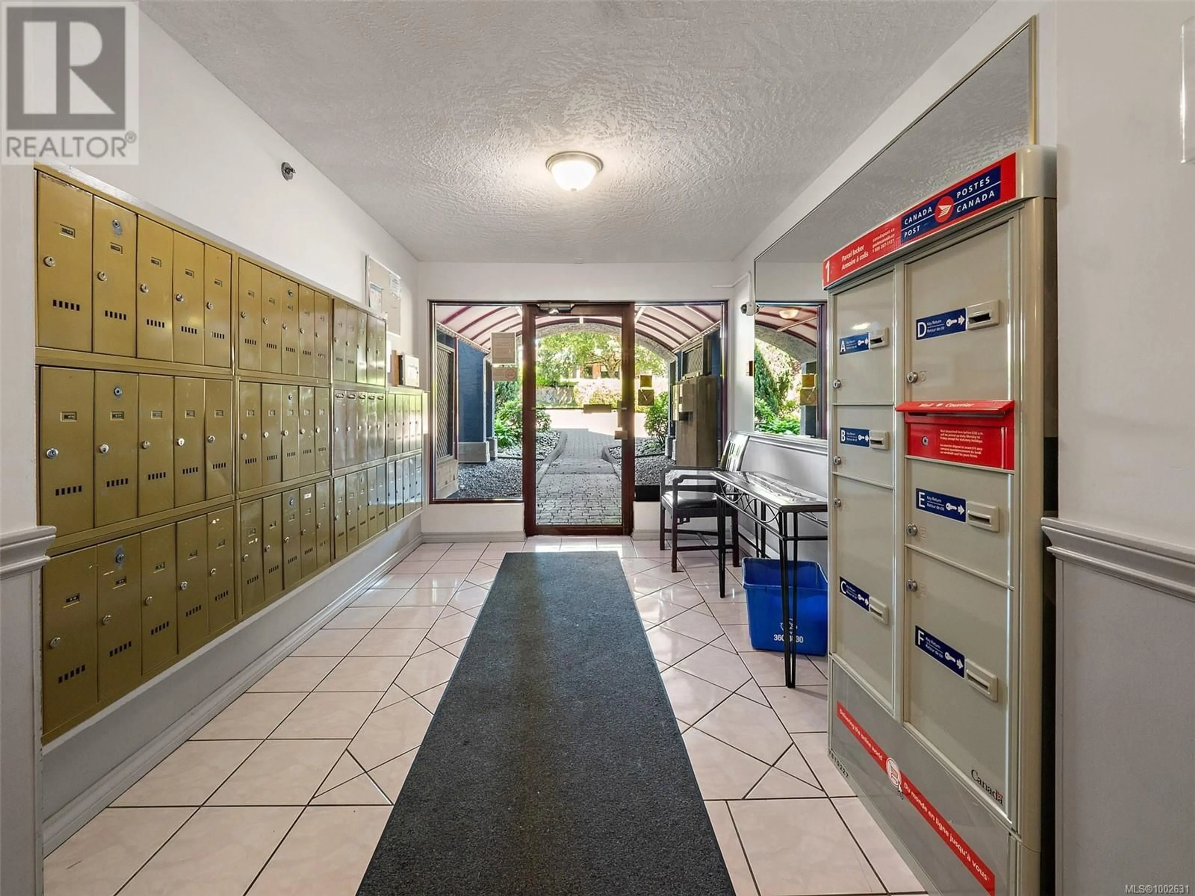 Indoor foyer for 211 - 545 MANCHESTER ROAD, Victoria British Columbia V8T5H6