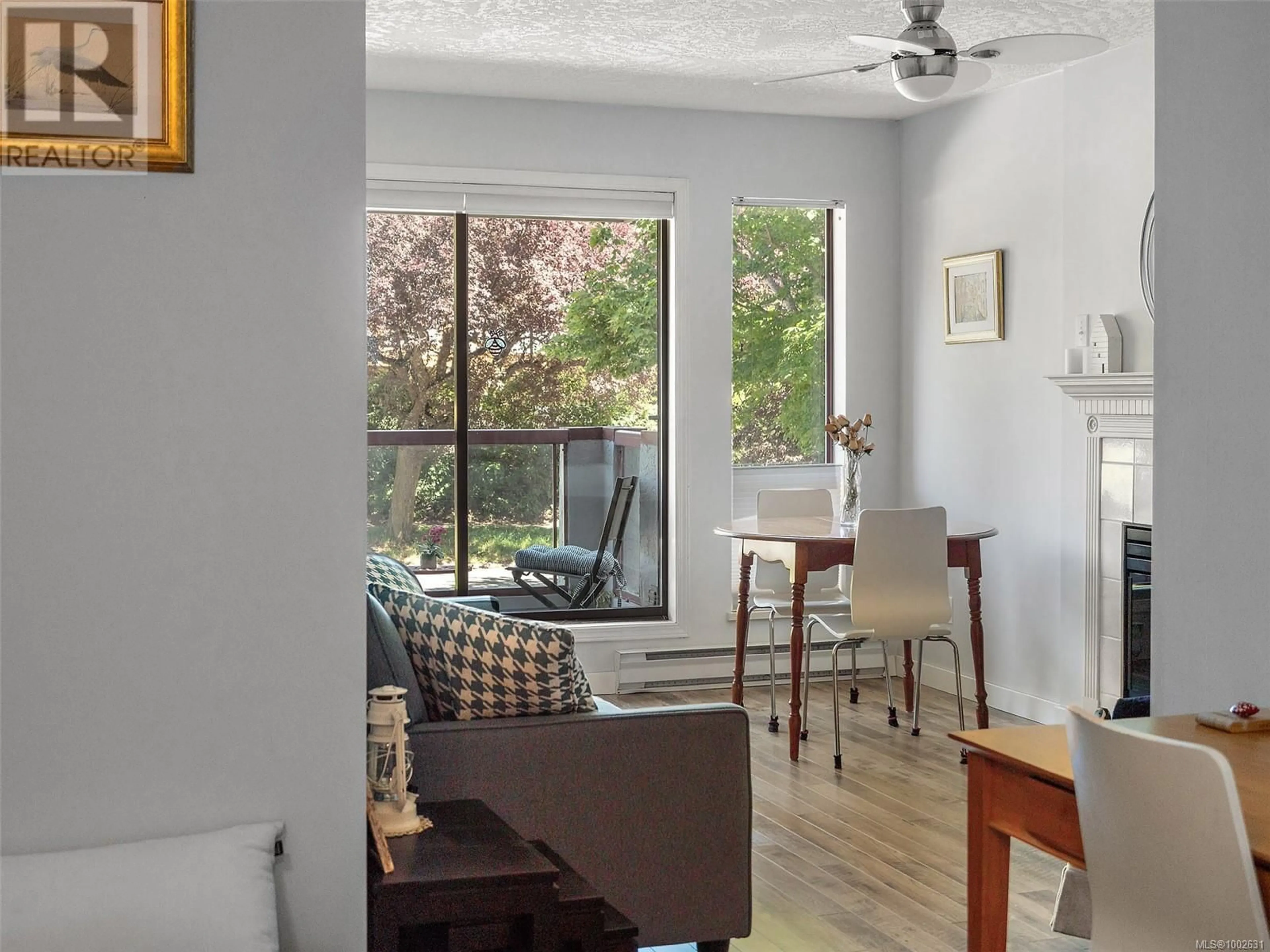 Living room with furniture, wood/laminate floor for 211 - 545 MANCHESTER ROAD, Victoria British Columbia V8T5H6