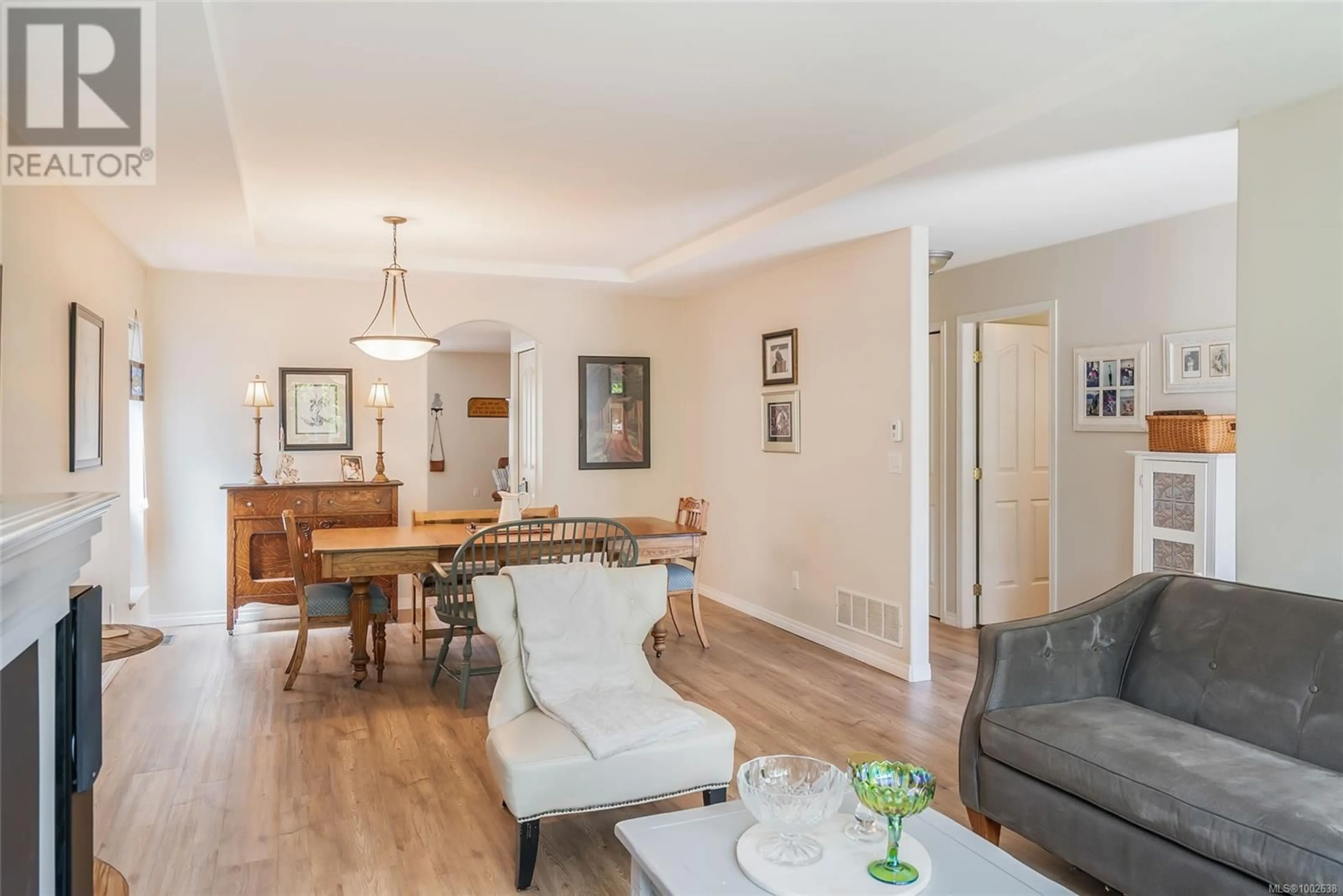 Living room with furniture, wood/laminate floor for 881 EDGEWARE AVENUE, Parksville British Columbia V9P2T7