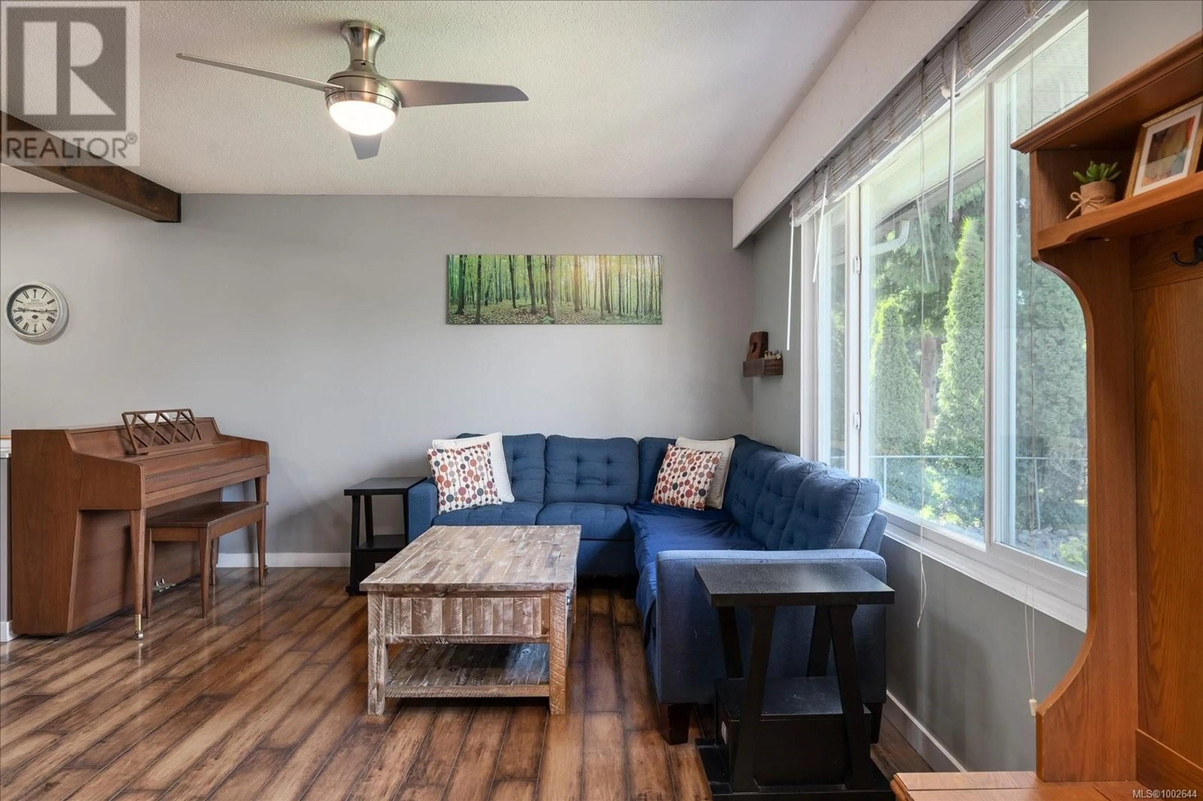 Living room with furniture, wood/laminate floor for 3628 WELLESLEY AVENUE, Nanaimo British Columbia V9T2B2