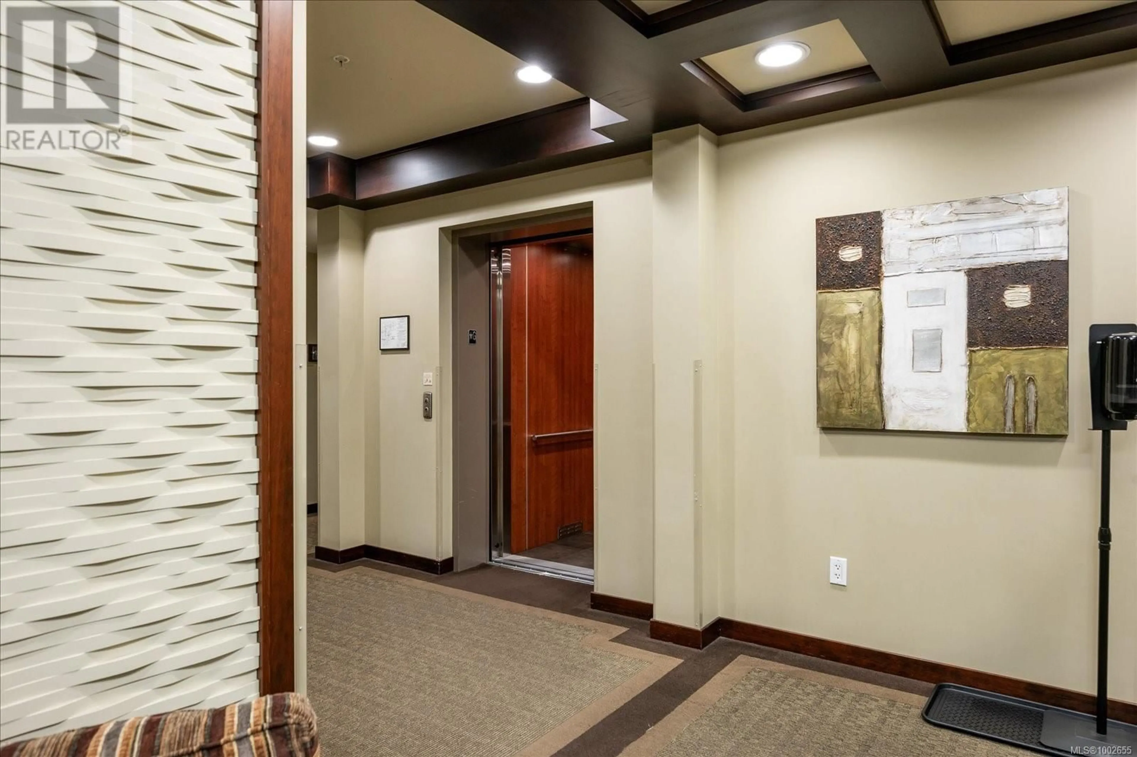 Indoor foyer for 205 - 5670 EDGEWATER LANE, Nanaimo British Columbia V9T1W6