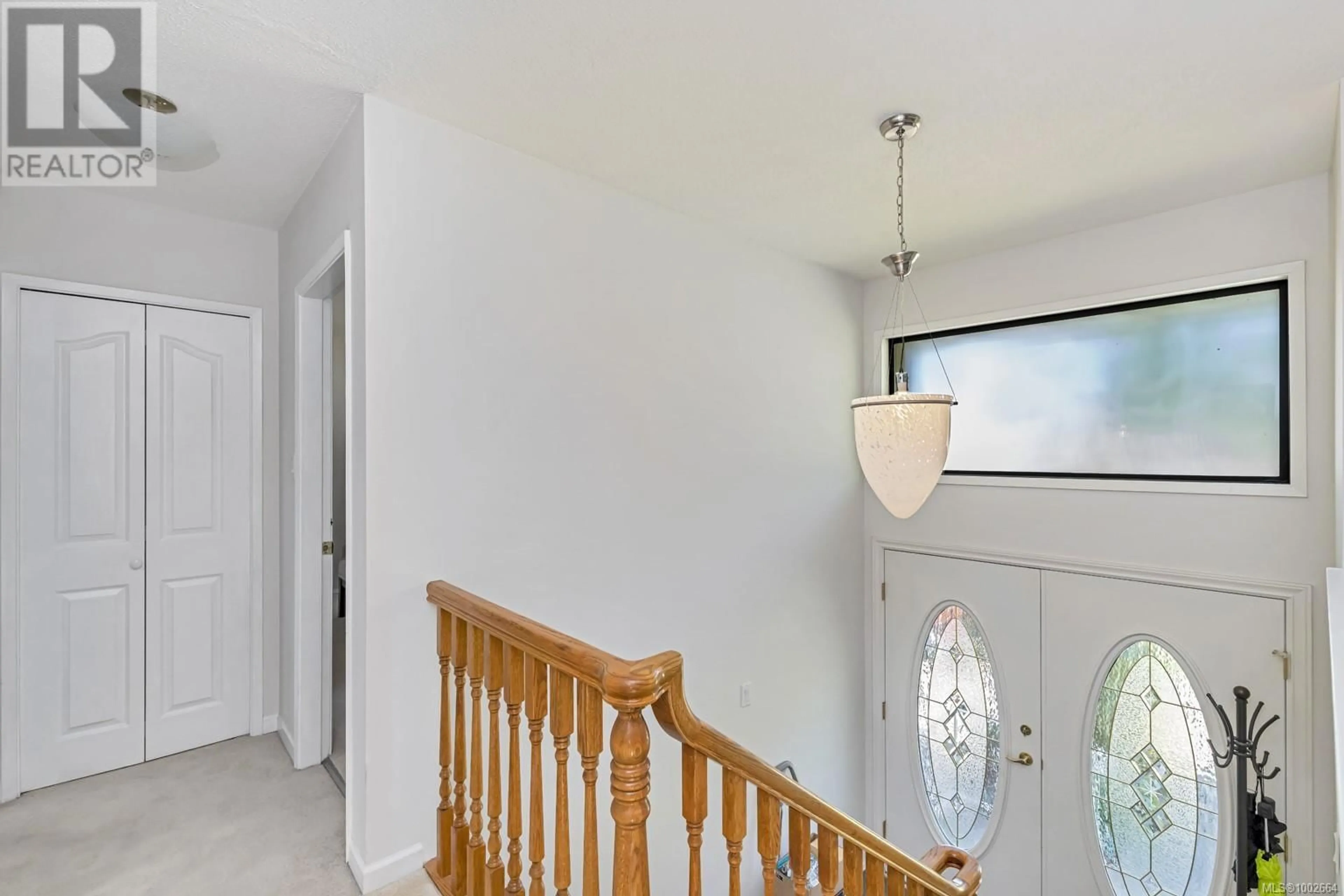 Indoor foyer for 1135 SUMMIT AVENUE, Victoria British Columbia V8T2P8