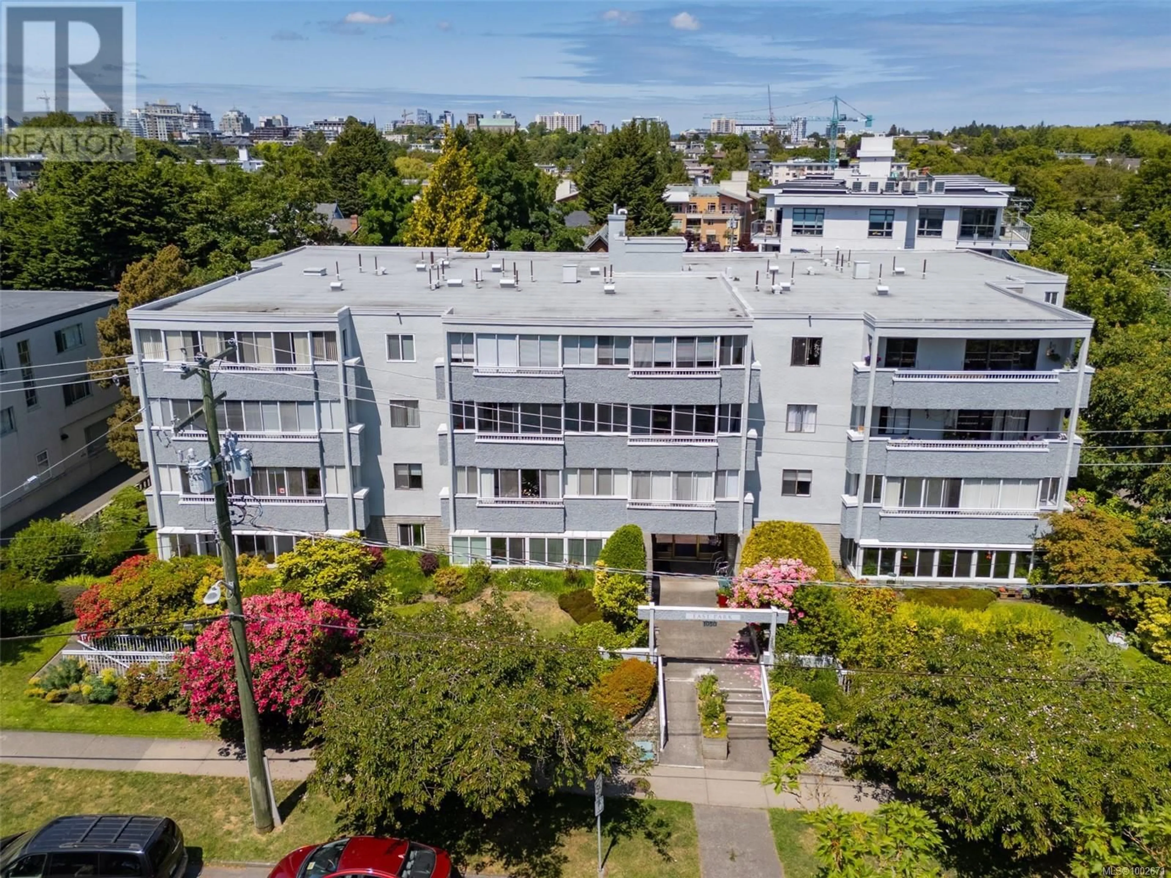 A pic from outside/outdoor area/front of a property/back of a property/a pic from drone, city buildings view from balcony for 105 - 1050 PARK BOULEVARD, Victoria British Columbia V8V2T4