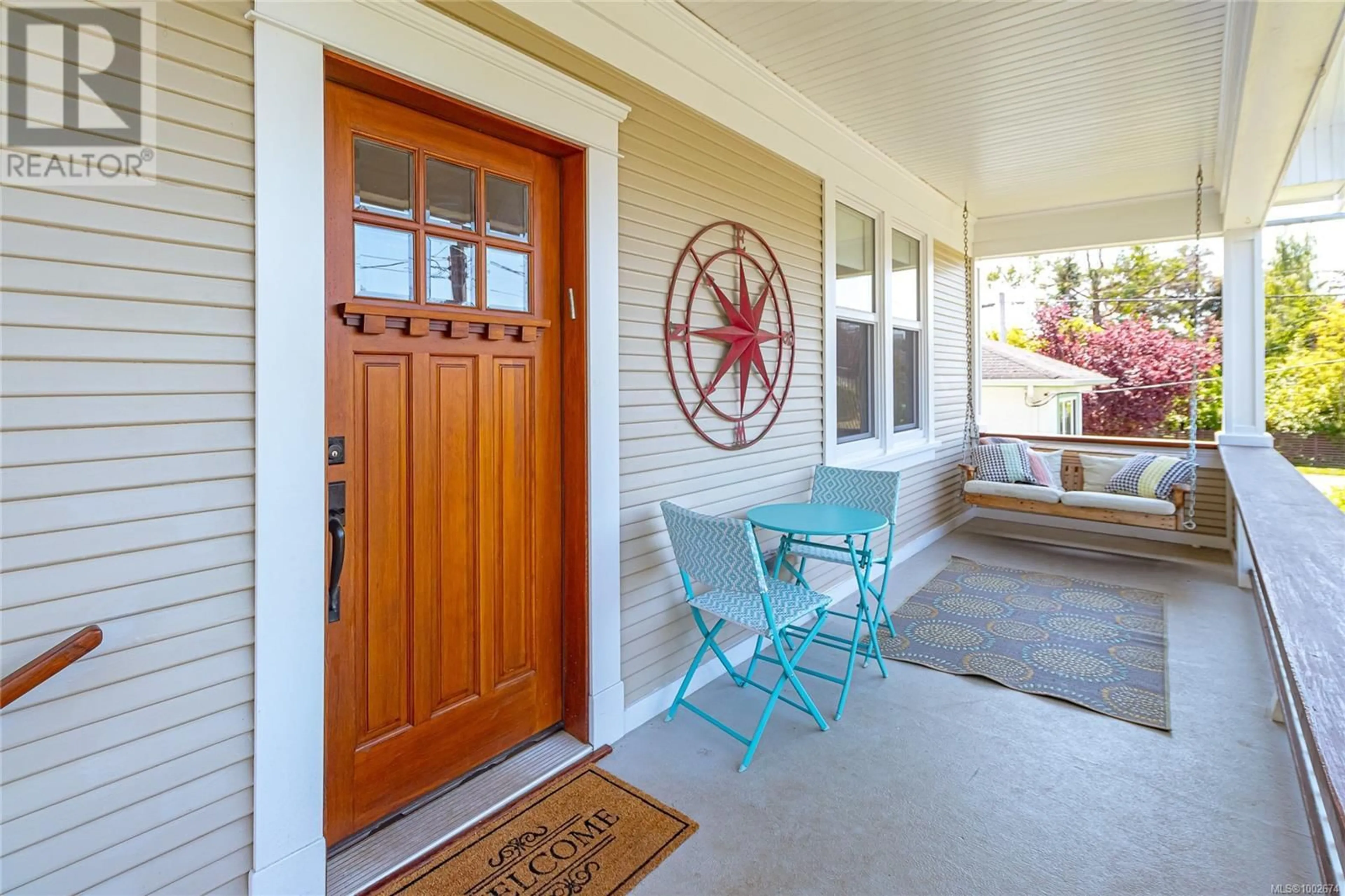 Indoor entryway for 525 MACAULAY STREET, Esquimalt British Columbia V9A5Y5