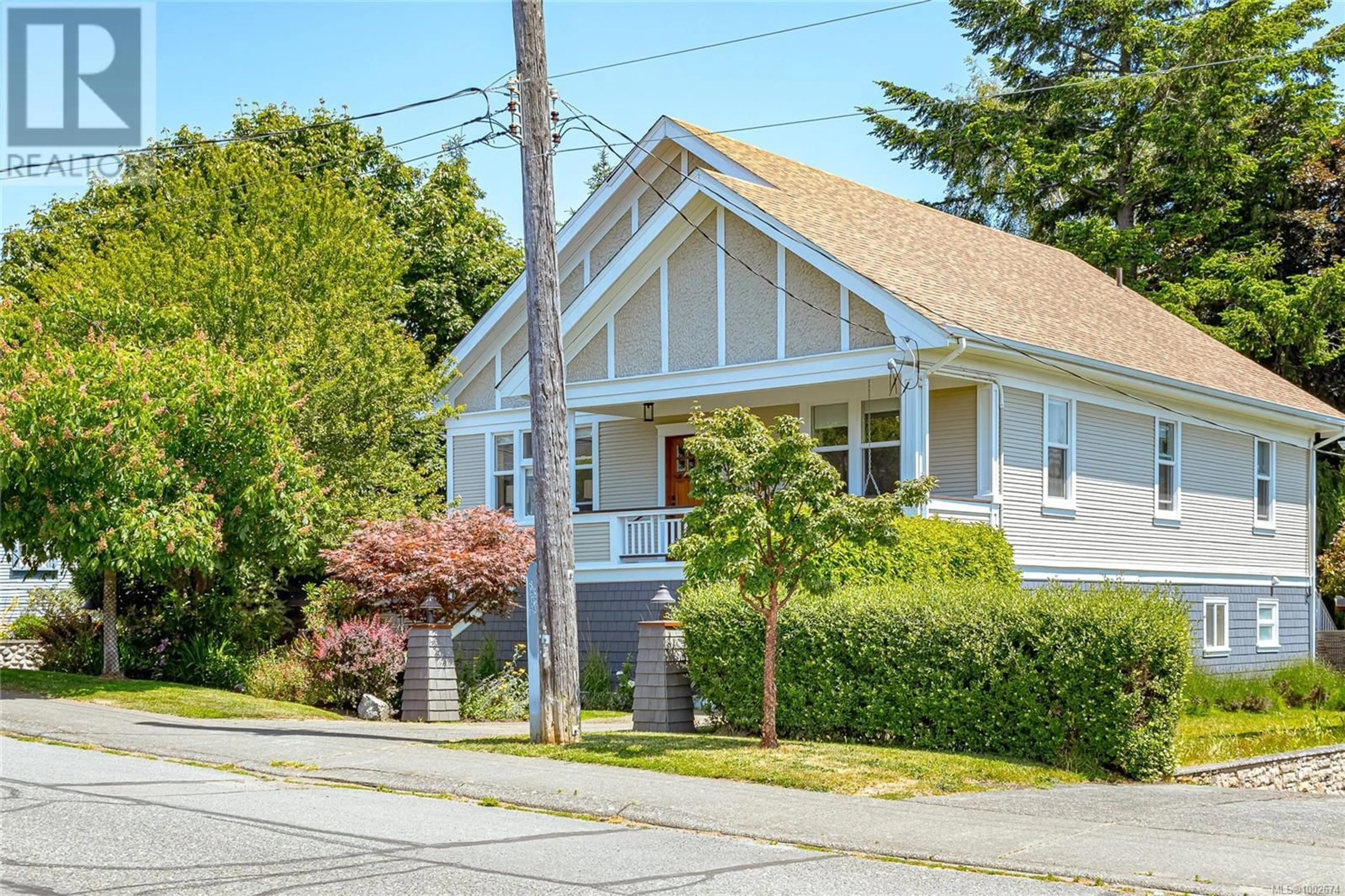 Home with vinyl exterior material, street for 525 MACAULAY STREET, Esquimalt British Columbia V9A5Y5