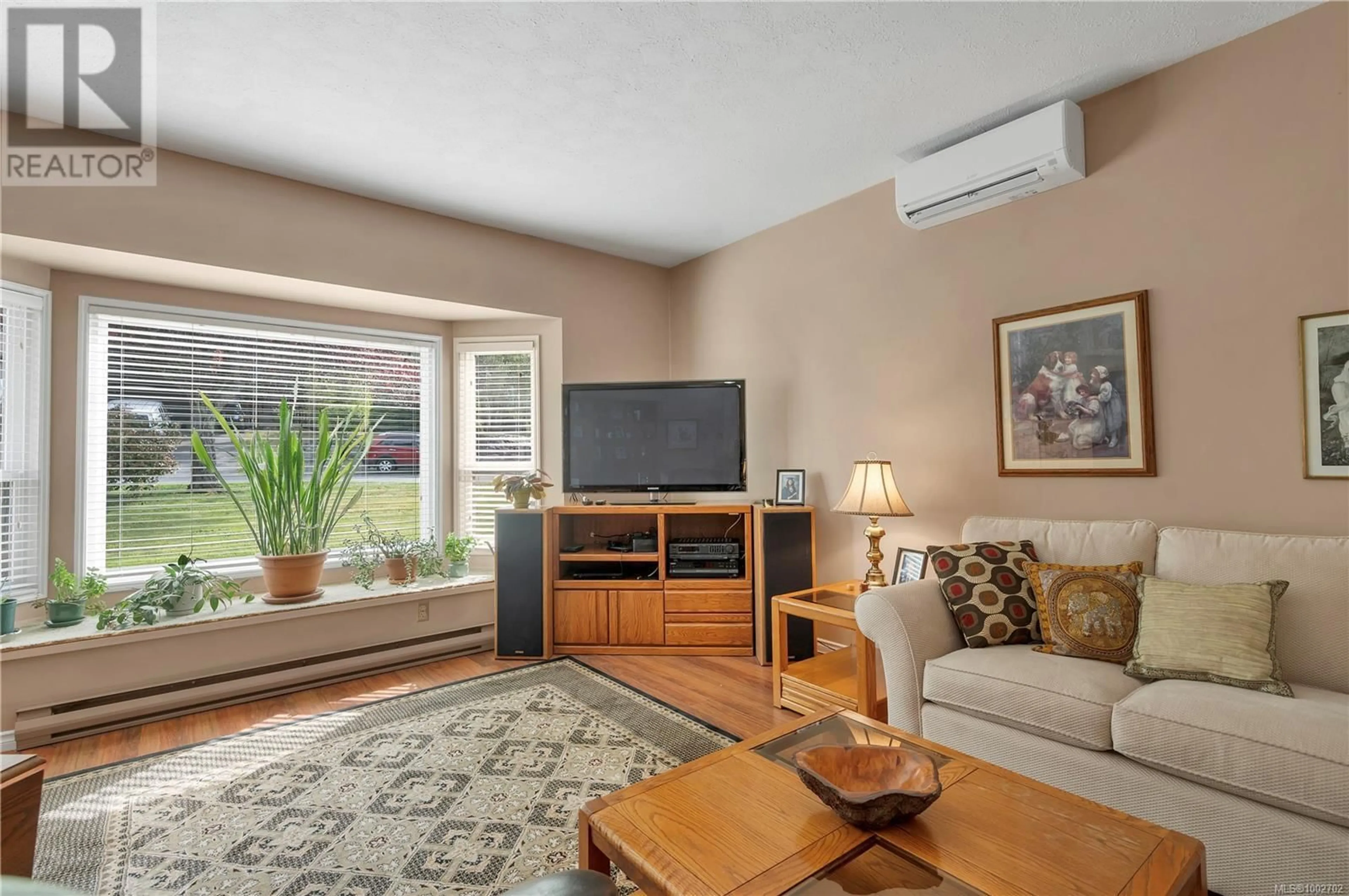 Living room with furniture, wood/laminate floor for 679 ELAND DRIVE, Campbell River British Columbia V9W7B1