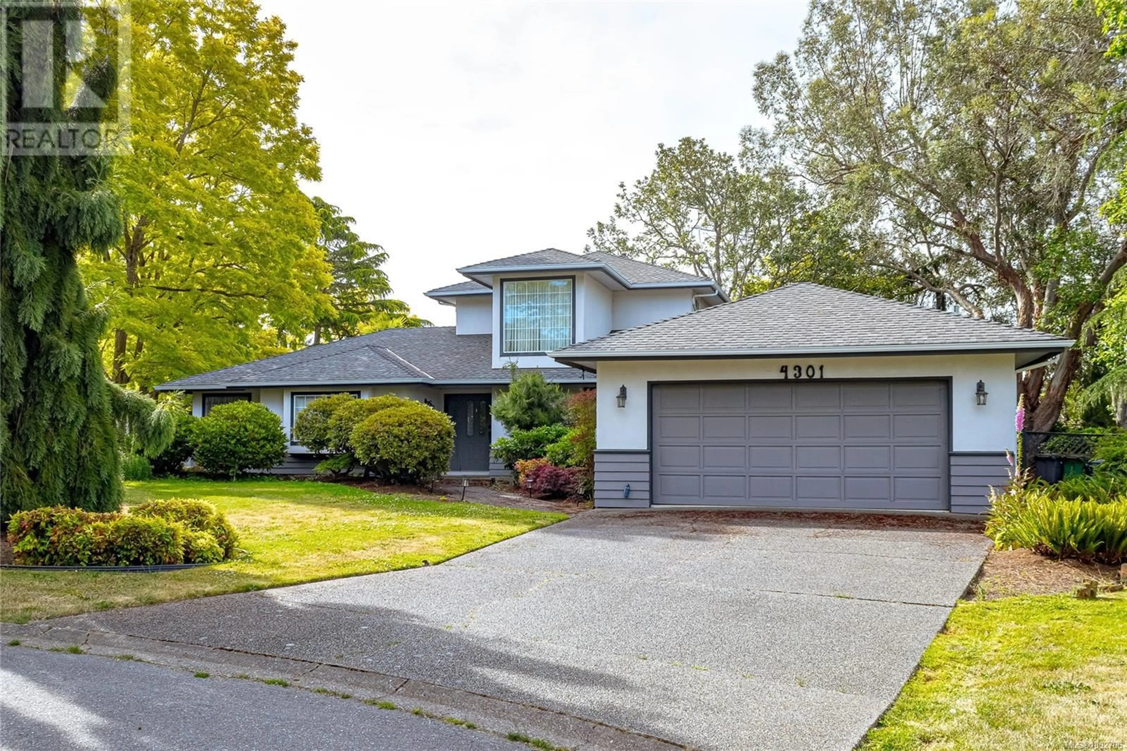 Home with vinyl exterior material, street for 4301 MALTWOOD CLOSE, Saanich British Columbia V8X5C7