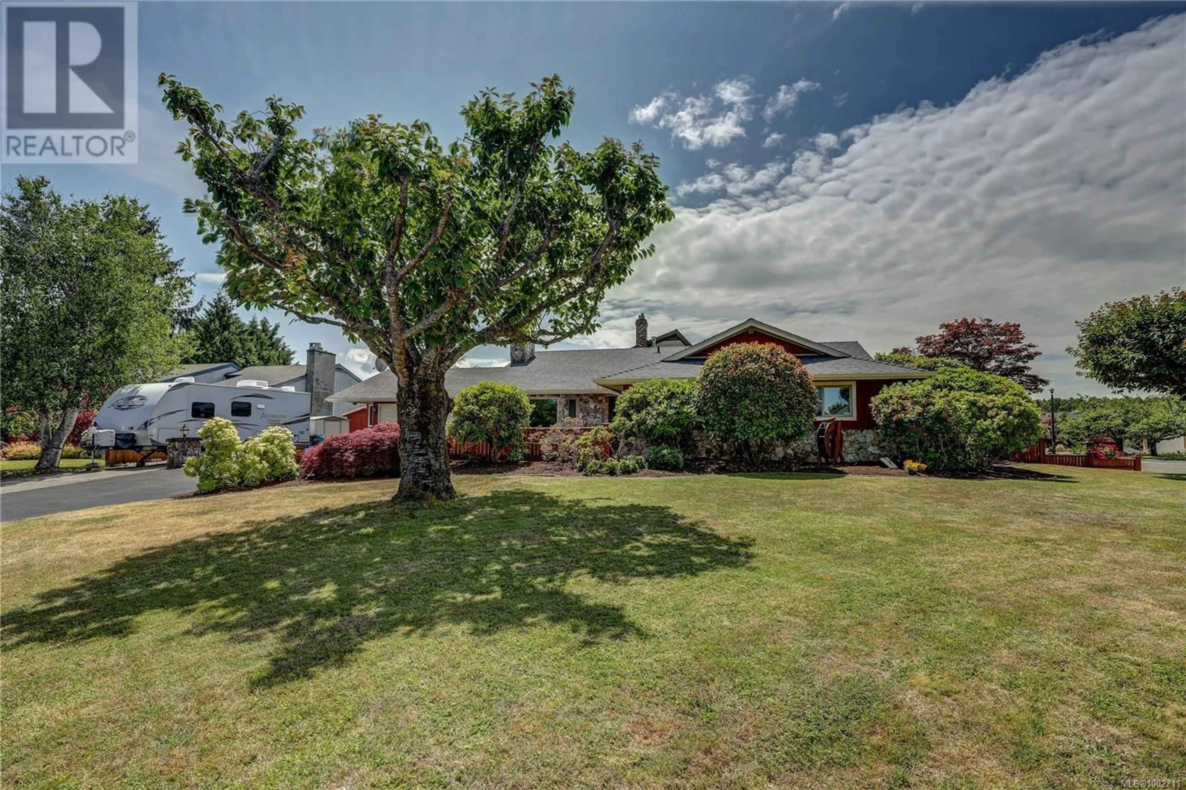 A pic from outside/outdoor area/front of a property/back of a property/a pic from drone, street for 325 MCKINNON STREET, Parksville British Columbia V9P1G5