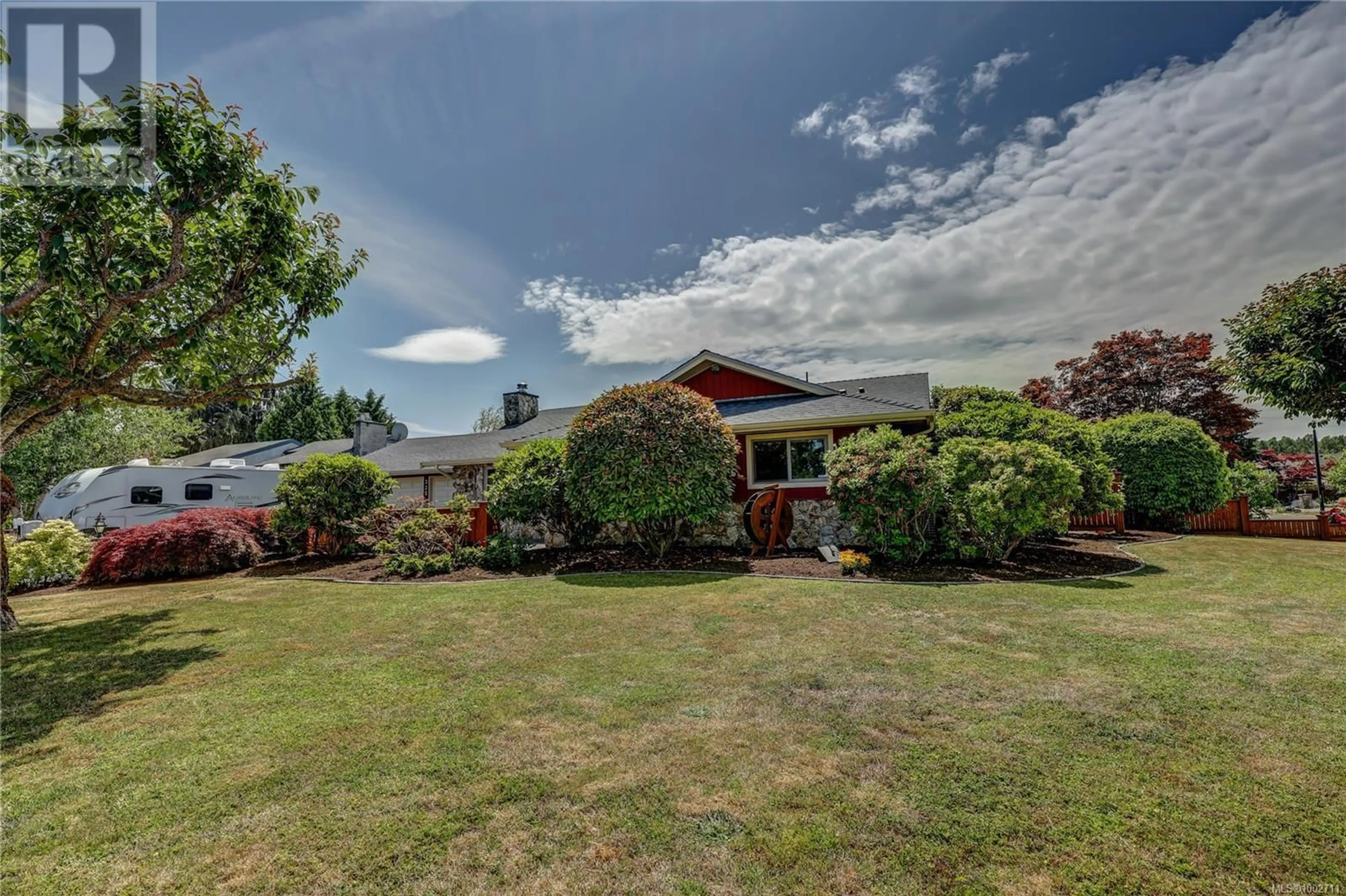 A pic from outside/outdoor area/front of a property/back of a property/a pic from drone, mountain view for 325 MCKINNON STREET, Parksville British Columbia V9P1G5