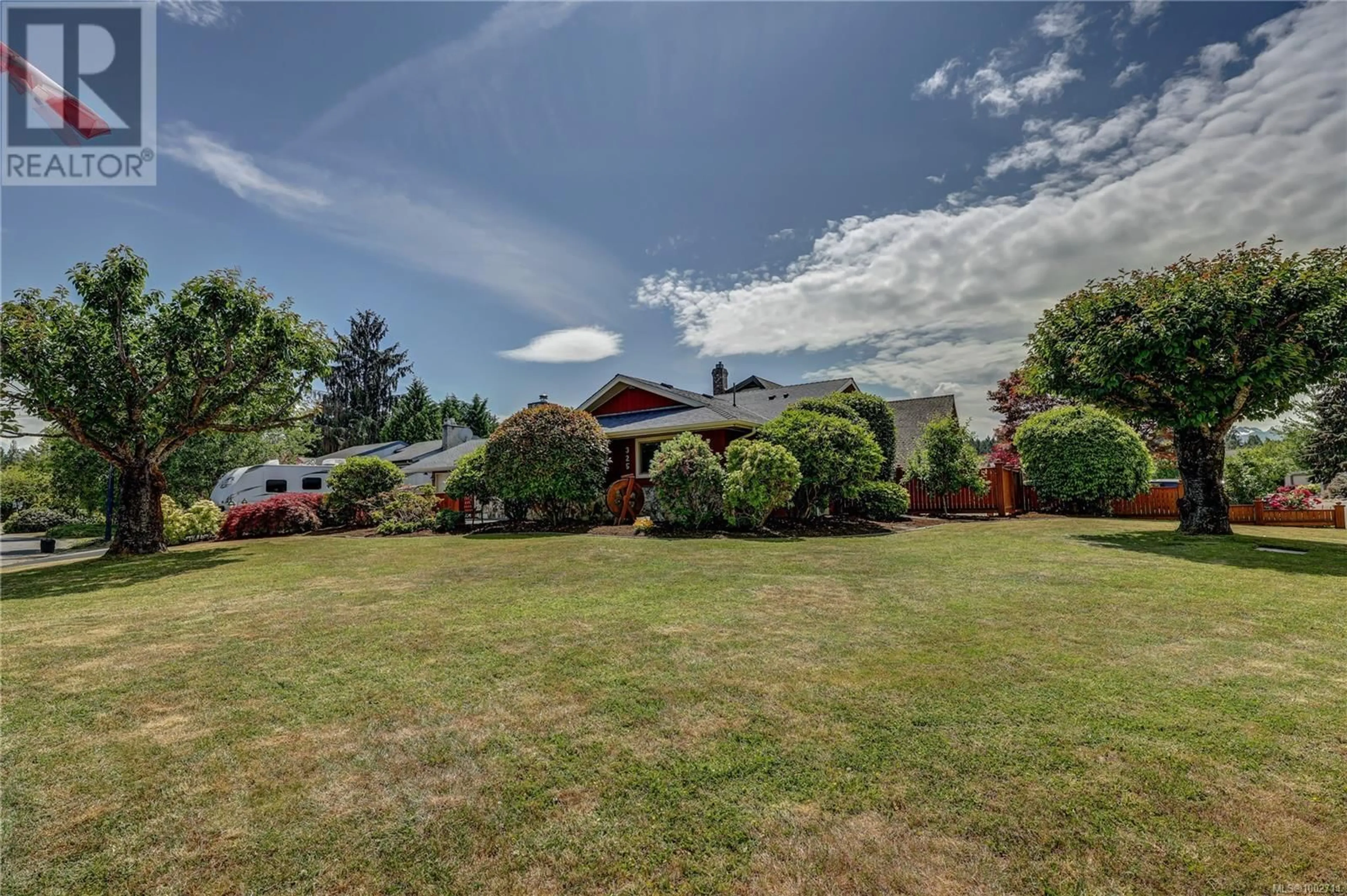 A pic from outside/outdoor area/front of a property/back of a property/a pic from drone, mountain view for 325 MCKINNON STREET, Parksville British Columbia V9P1G5