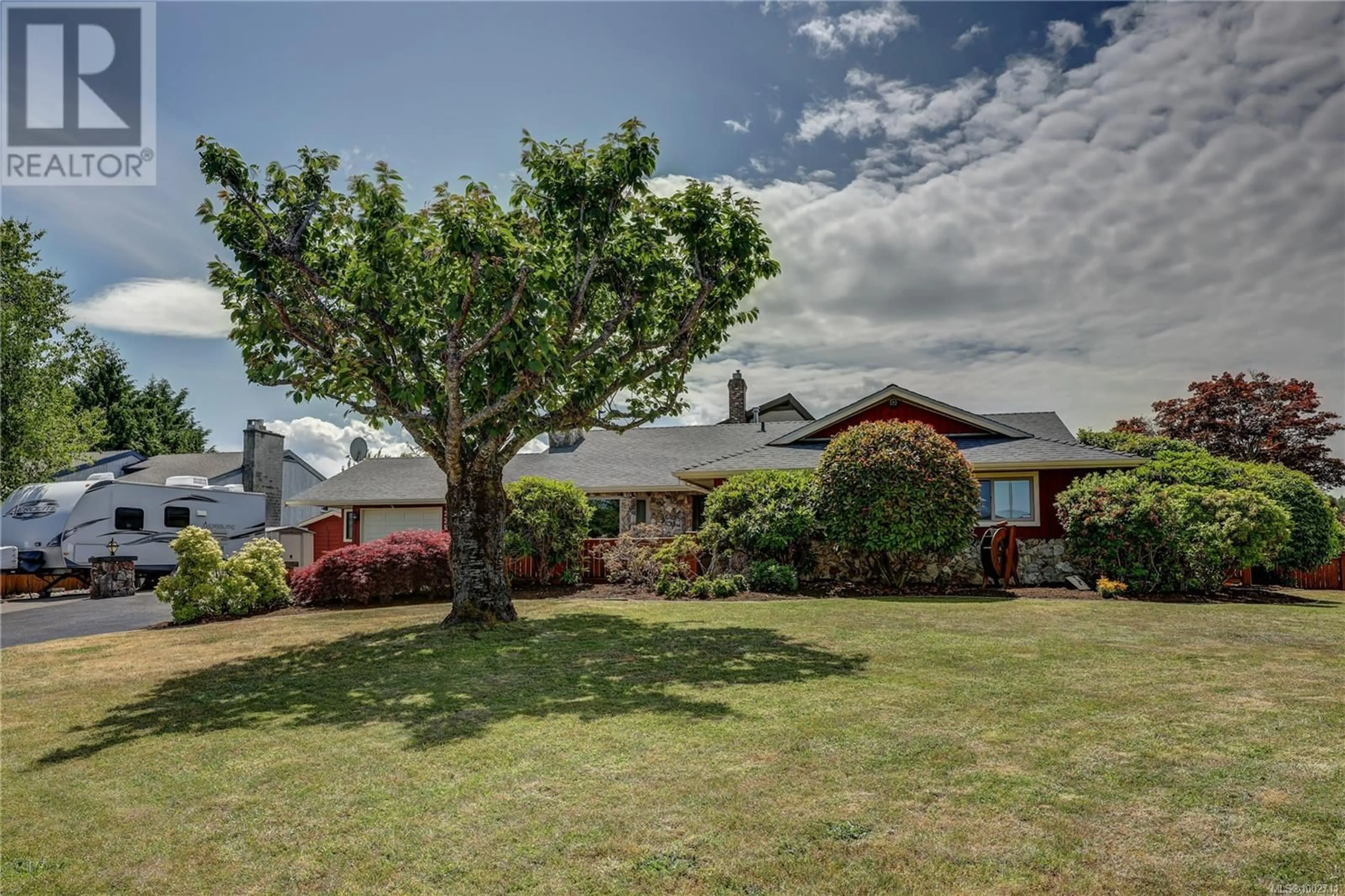 A pic from outside/outdoor area/front of a property/back of a property/a pic from drone, street for 325 MCKINNON STREET, Parksville British Columbia V9P1G5
