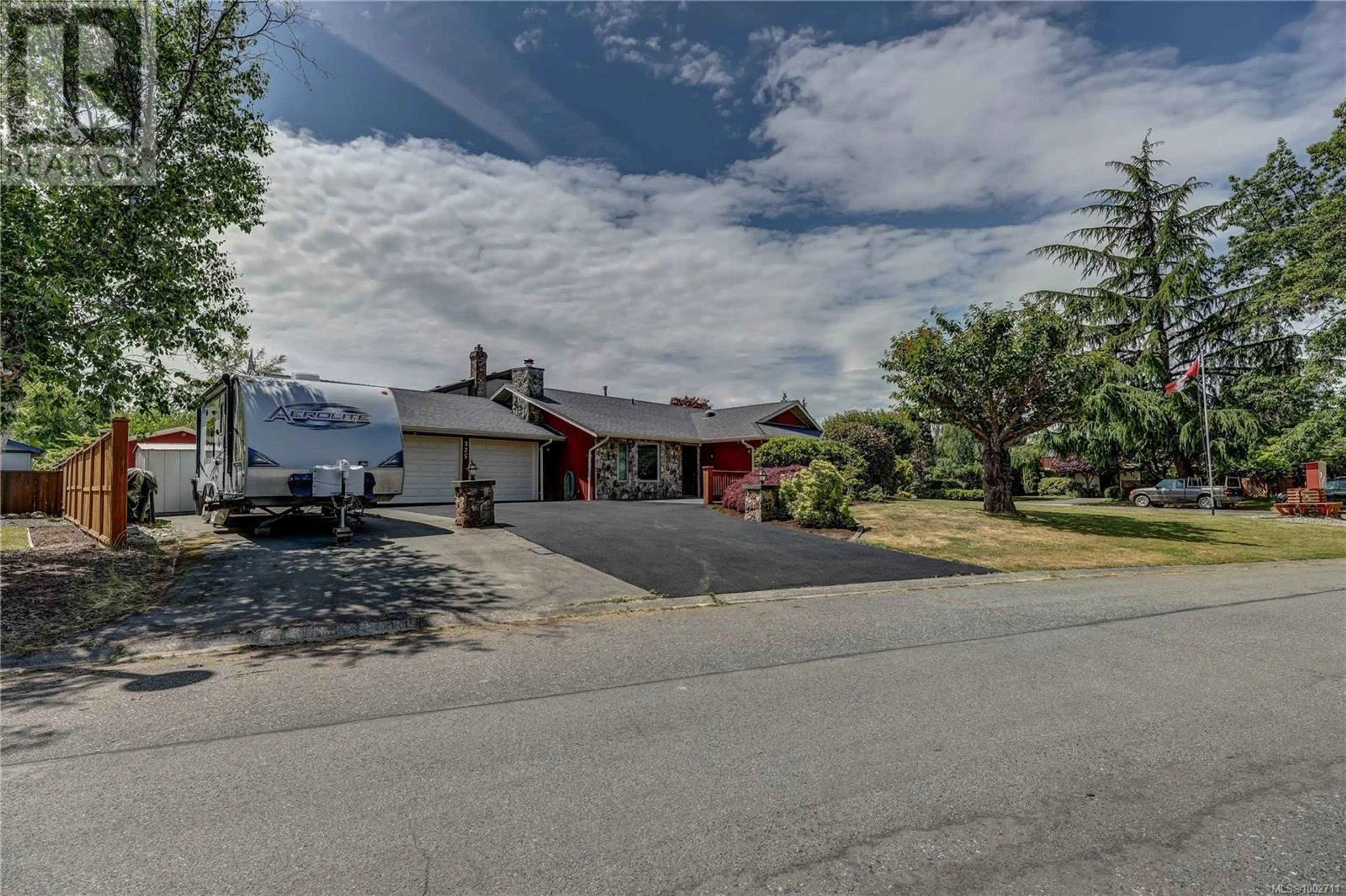 A pic from outside/outdoor area/front of a property/back of a property/a pic from drone, street for 325 MCKINNON STREET, Parksville British Columbia V9P1G5