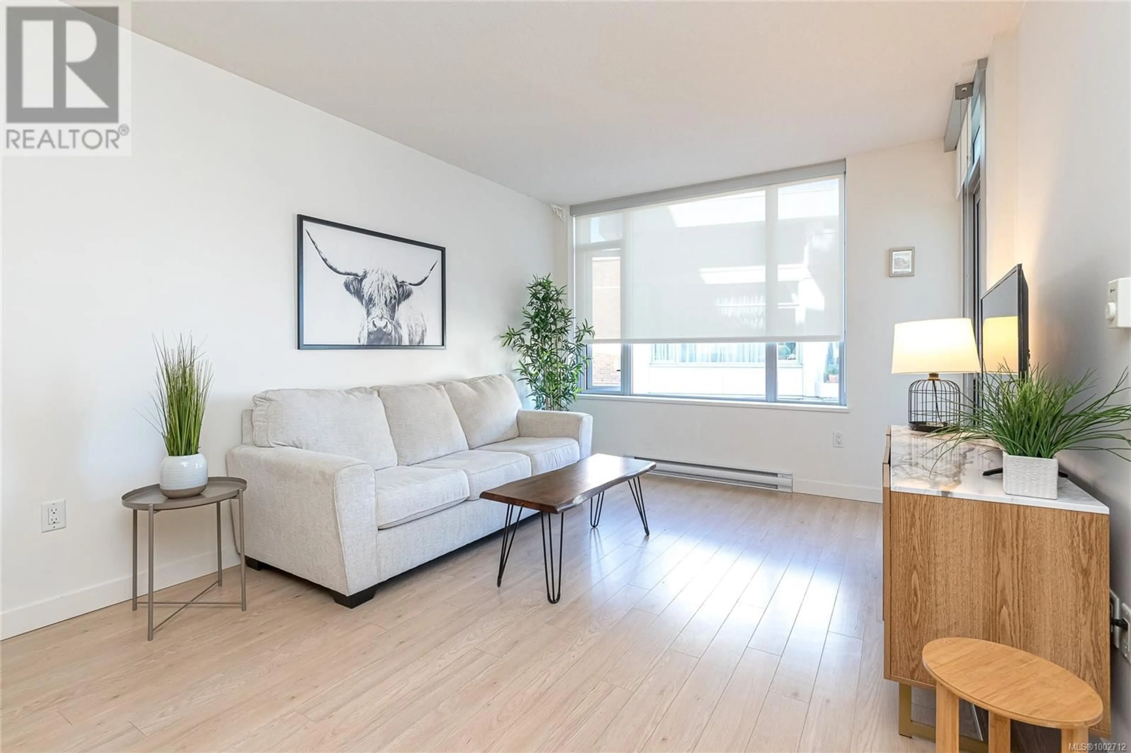 Living room with furniture, wood/laminate floor for 404 - 646 MICHIGAN STREET, Victoria British Columbia V8V0B7