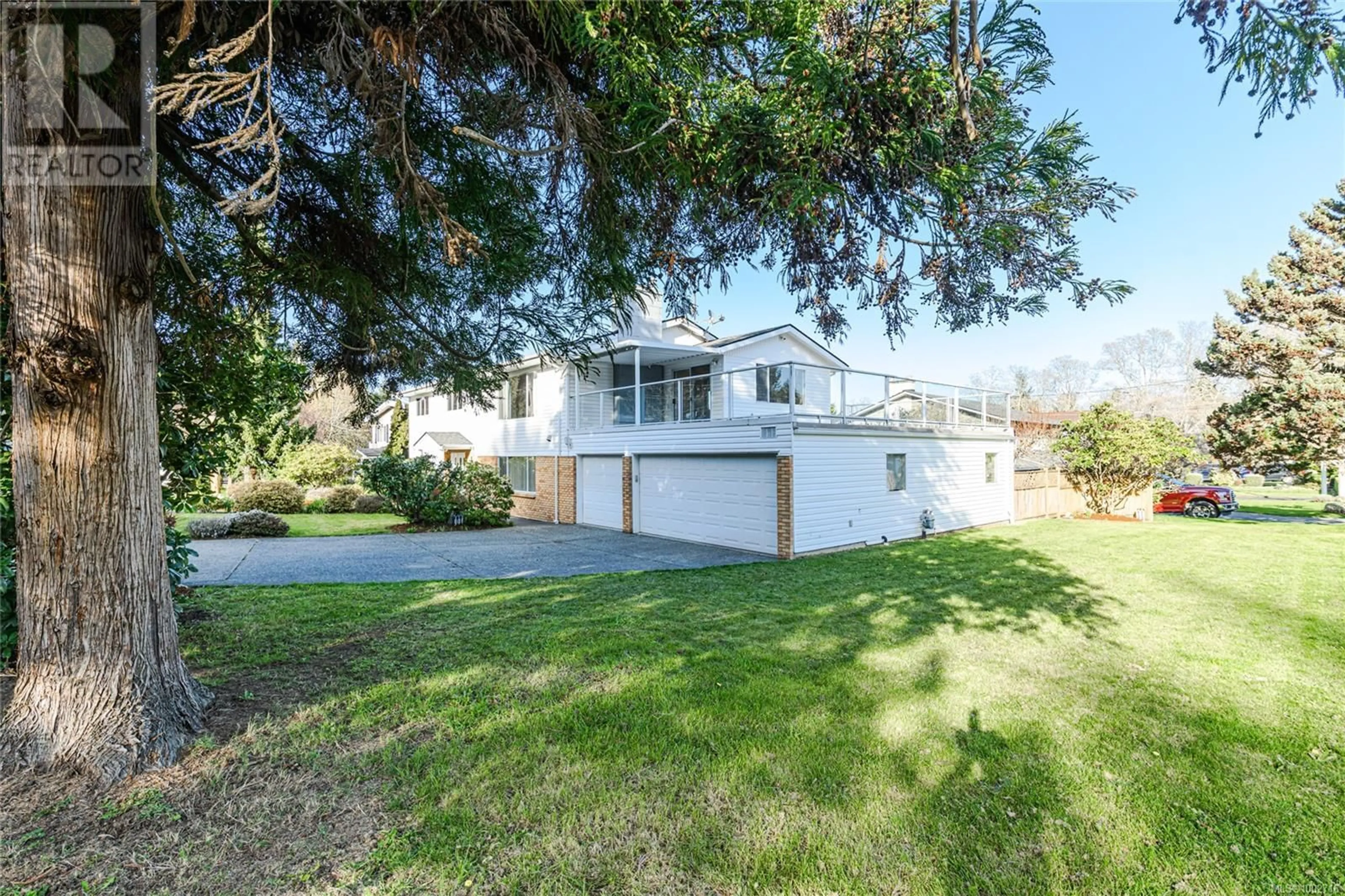 A pic from outside/outdoor area/front of a property/back of a property/a pic from drone, street for 4251 PARKSIDE CRESCENT, Saanich British Columbia V8N2C4