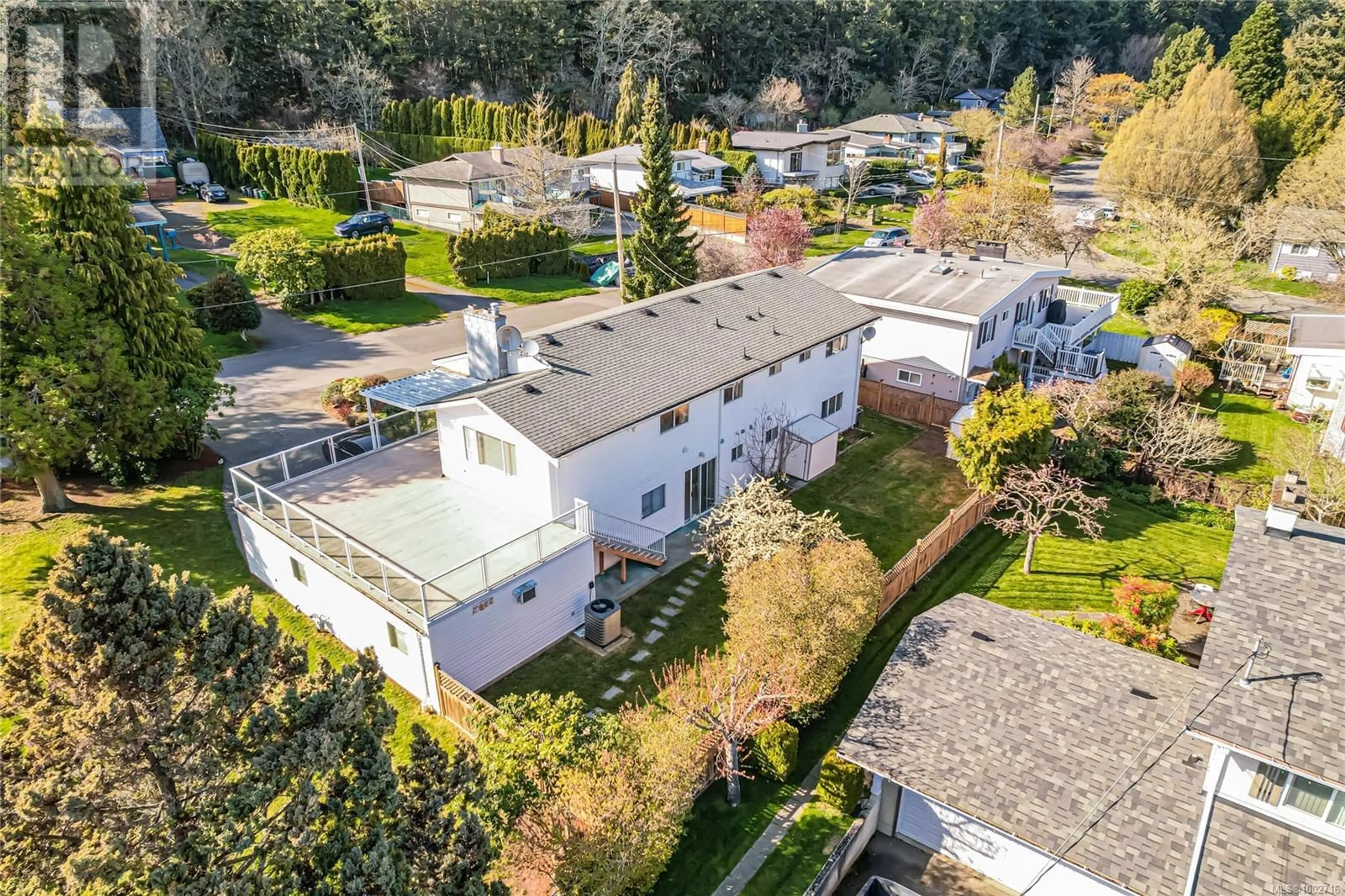 A pic from outside/outdoor area/front of a property/back of a property/a pic from drone, street for 4251 PARKSIDE CRESCENT, Saanich British Columbia V8N2C4