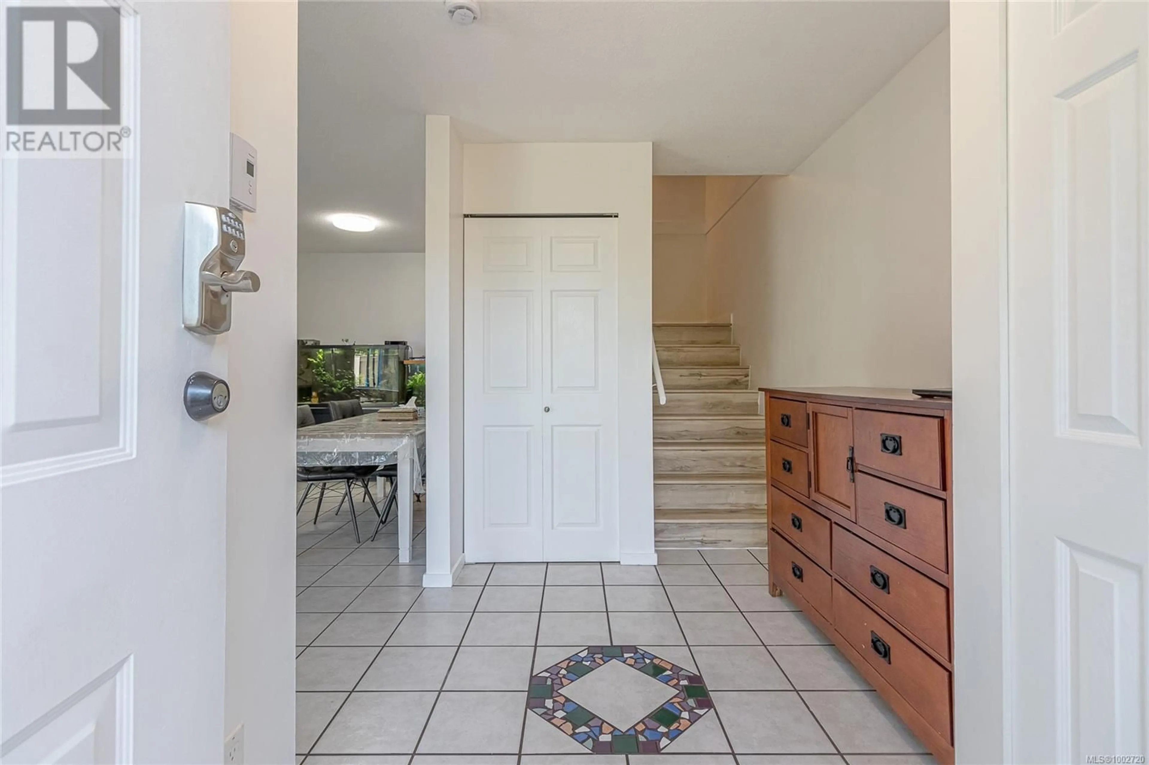 Indoor entryway for 10 - 1906 BOWEN ROAD, Nanaimo British Columbia V9S5S6