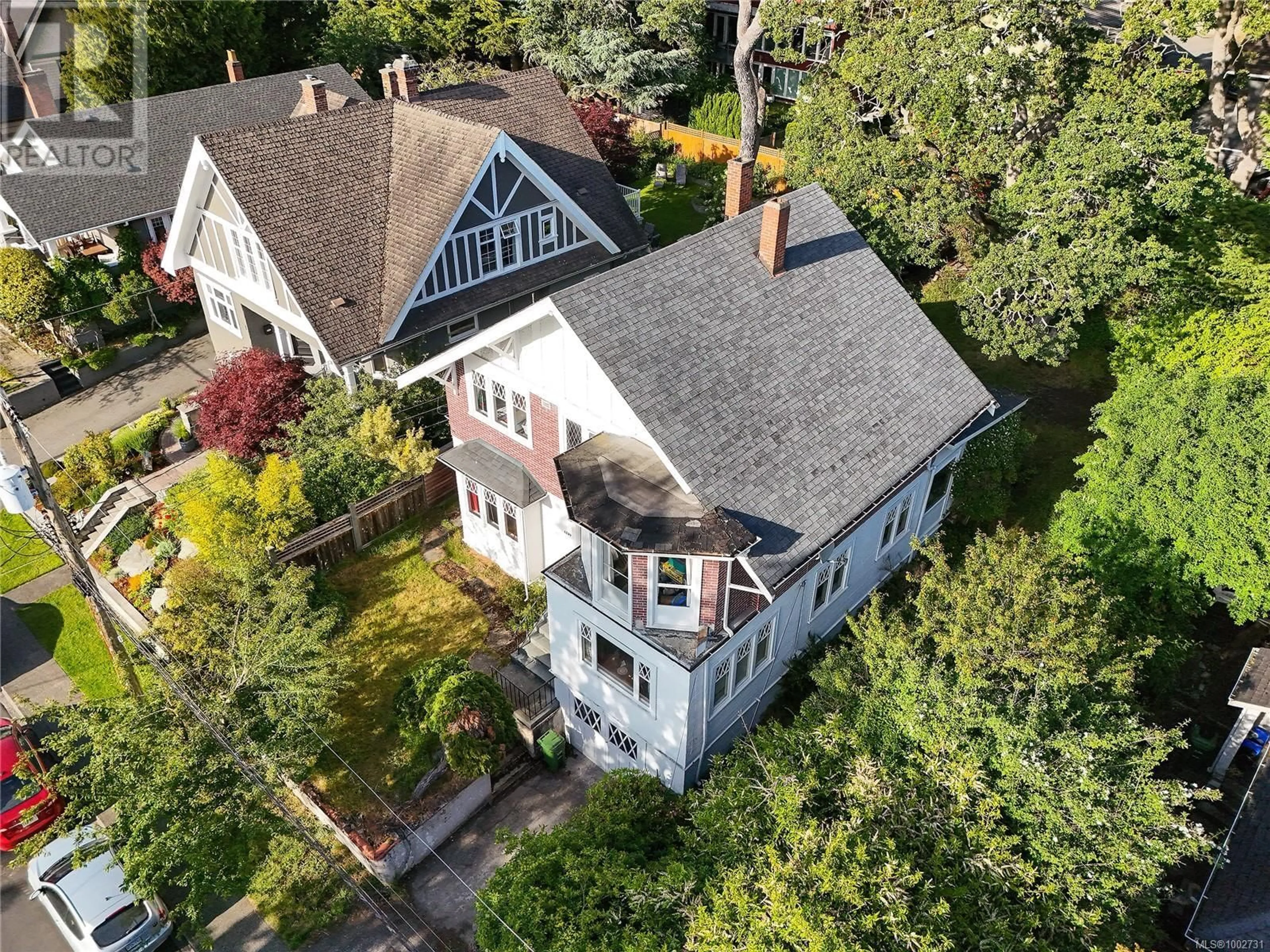 A pic from outside/outdoor area/front of a property/back of a property/a pic from drone, street for 1539 MONTEREY AVENUE, Oak Bay British Columbia V8R5V3