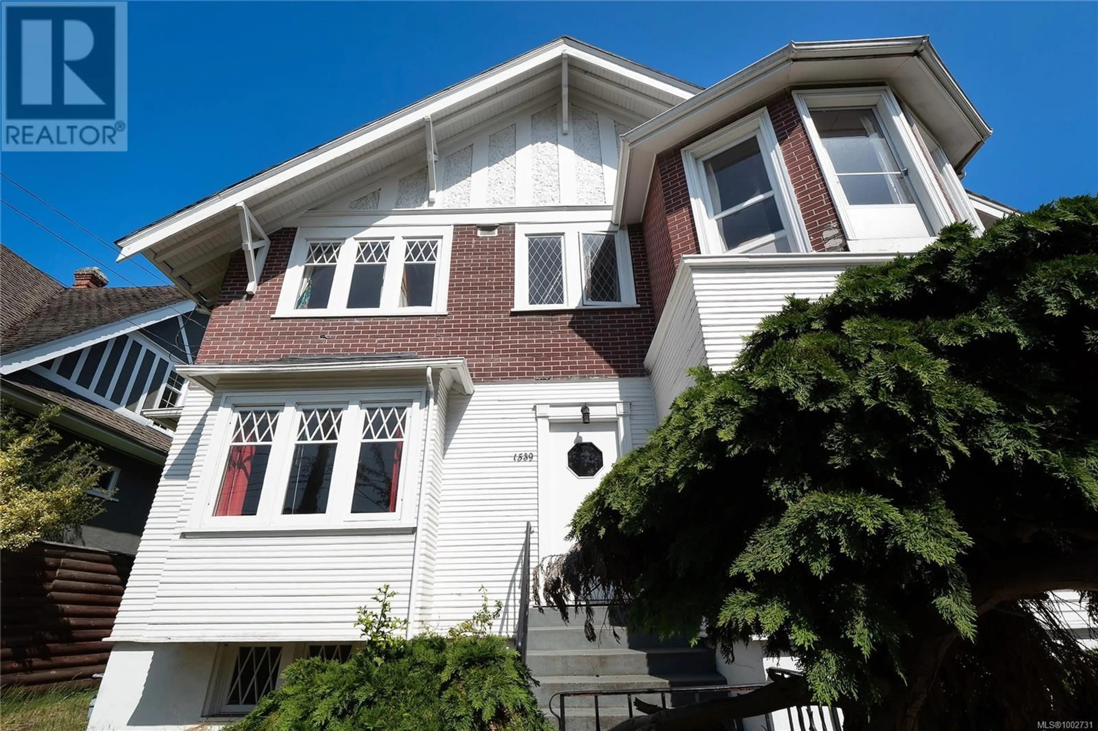 Home with vinyl exterior material, street for 1539 MONTEREY AVENUE, Oak Bay British Columbia V8R5V3