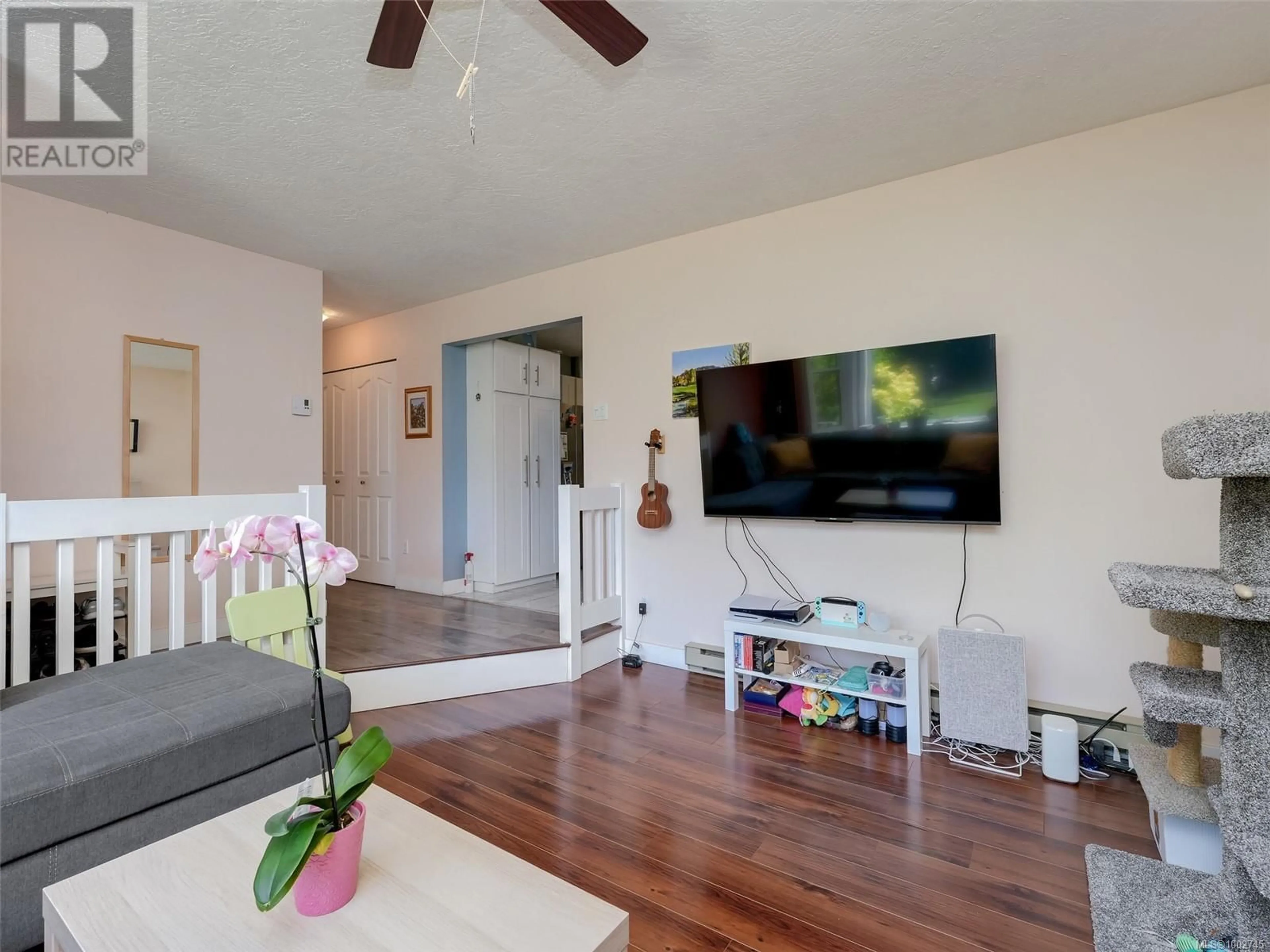 Living room with furniture, wood/laminate floor for 3343 BRENDA LANE, Colwood British Columbia V9C3T2