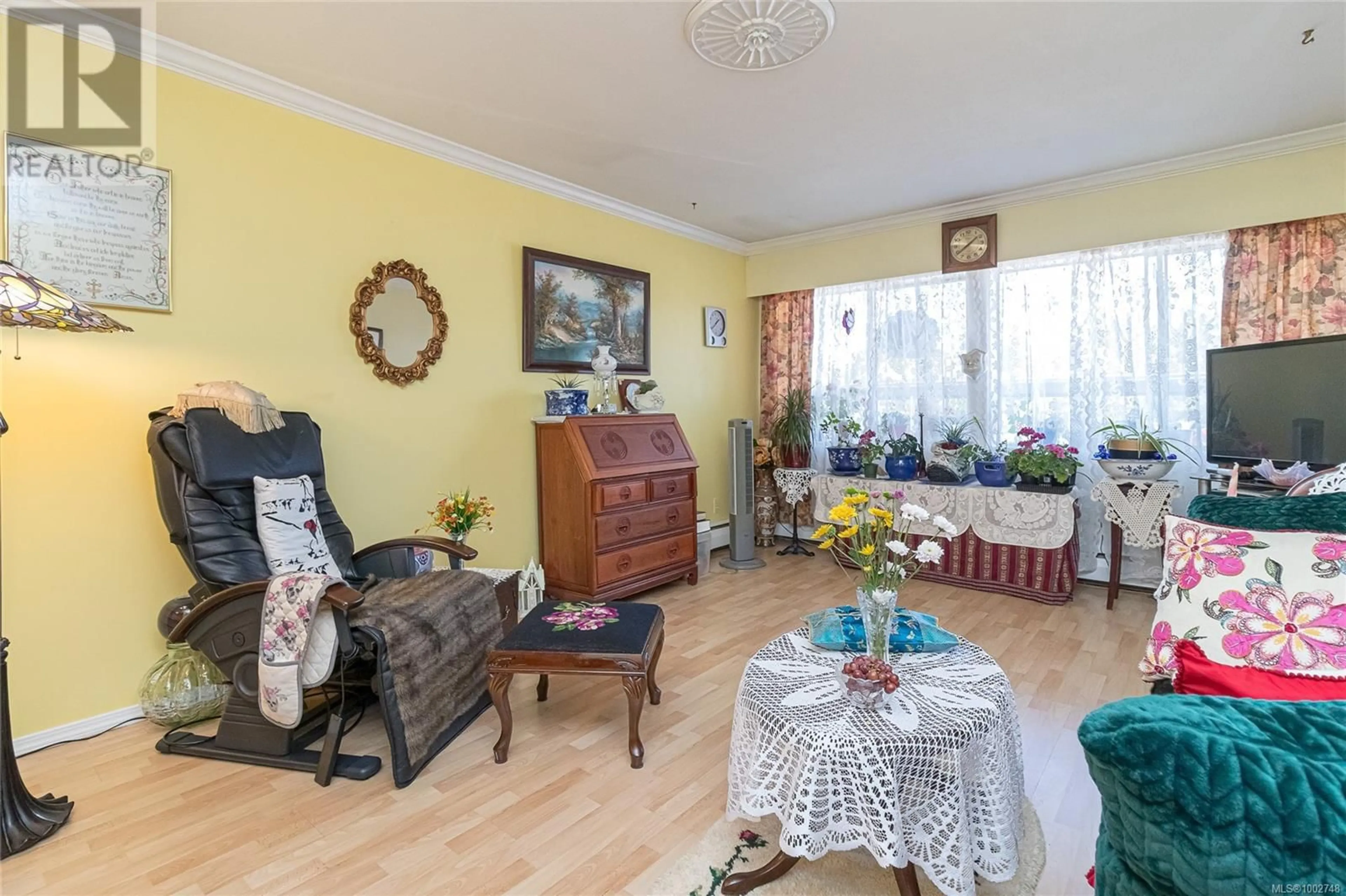 Living room with furniture, wood/laminate floor for 118 - 964 HEYWOOD AVENUE, Victoria British Columbia V8V2Y5