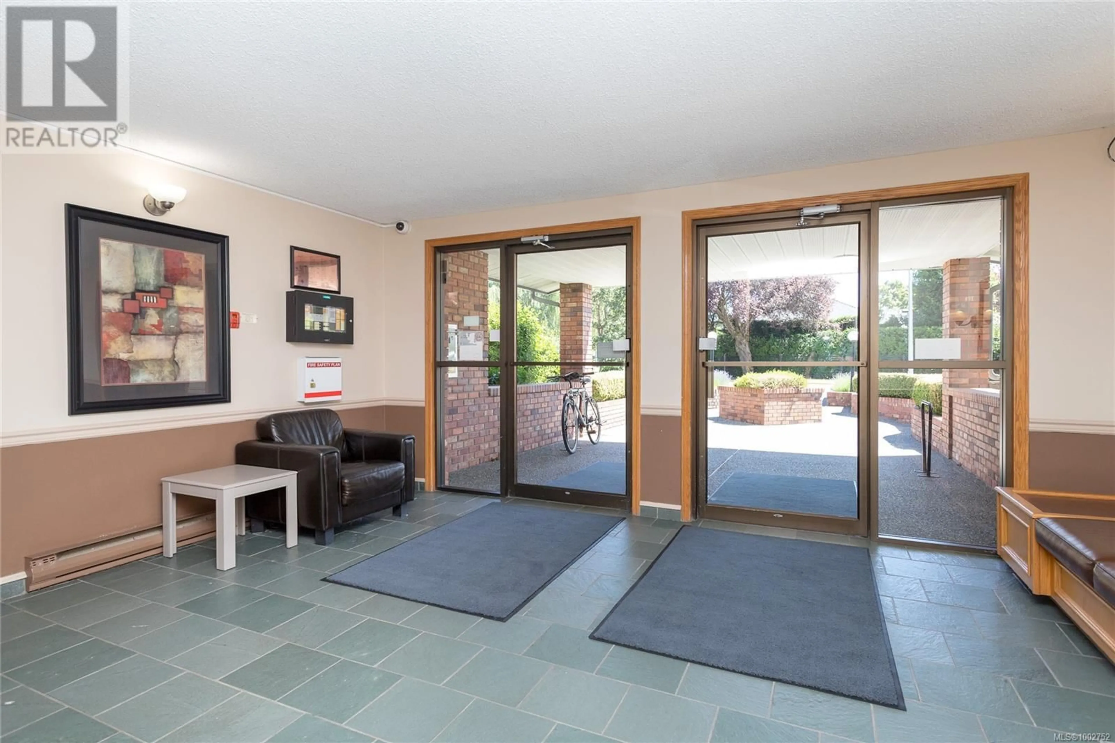 Indoor foyer for 117 - 900 TOLMIE AVENUE, Saanich British Columbia V8X3W6