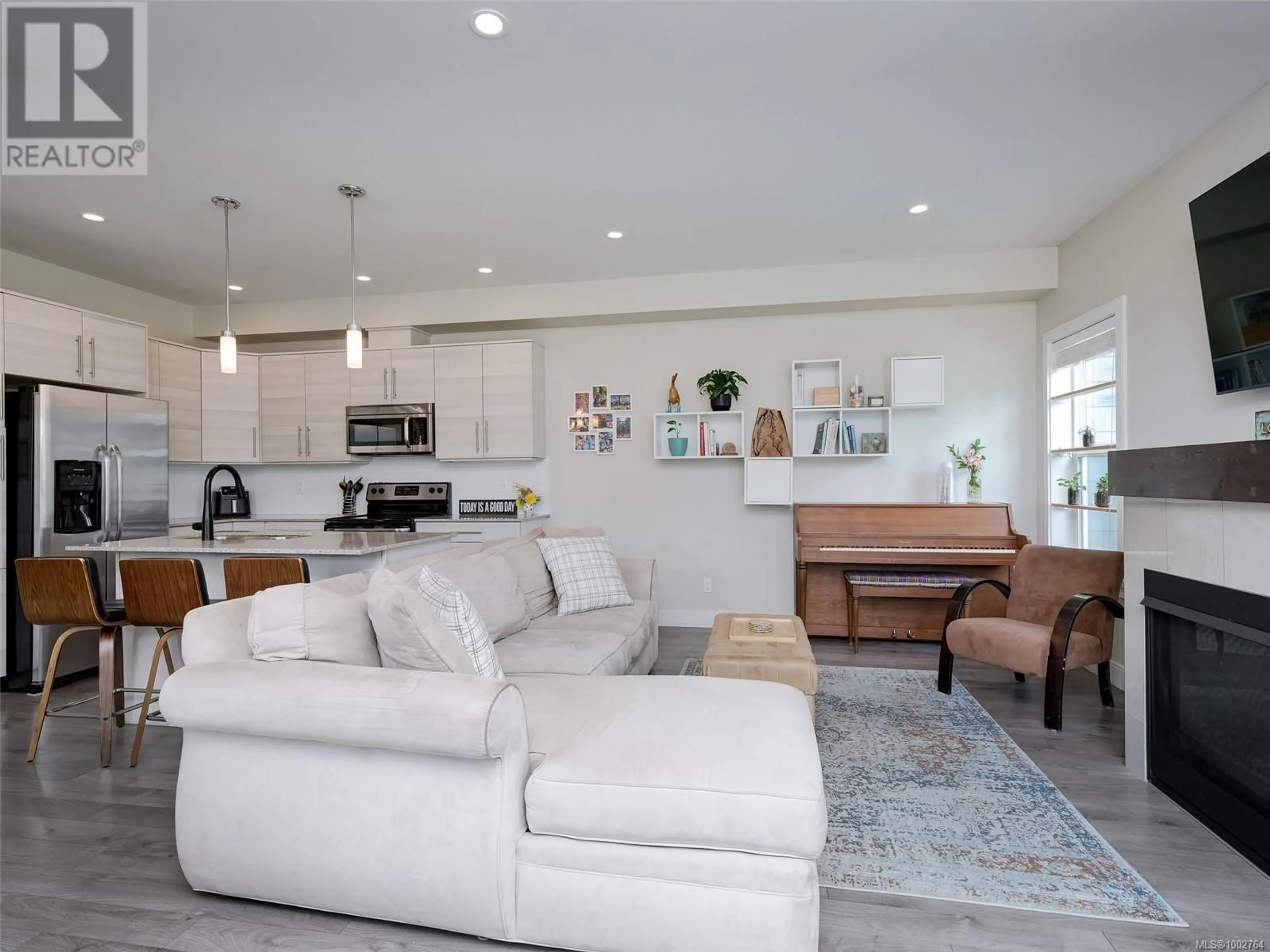 Living room with furniture, unknown for 1 - 1515 KEATING CROSS ROAD, Central Saanich British Columbia V8M1W9
