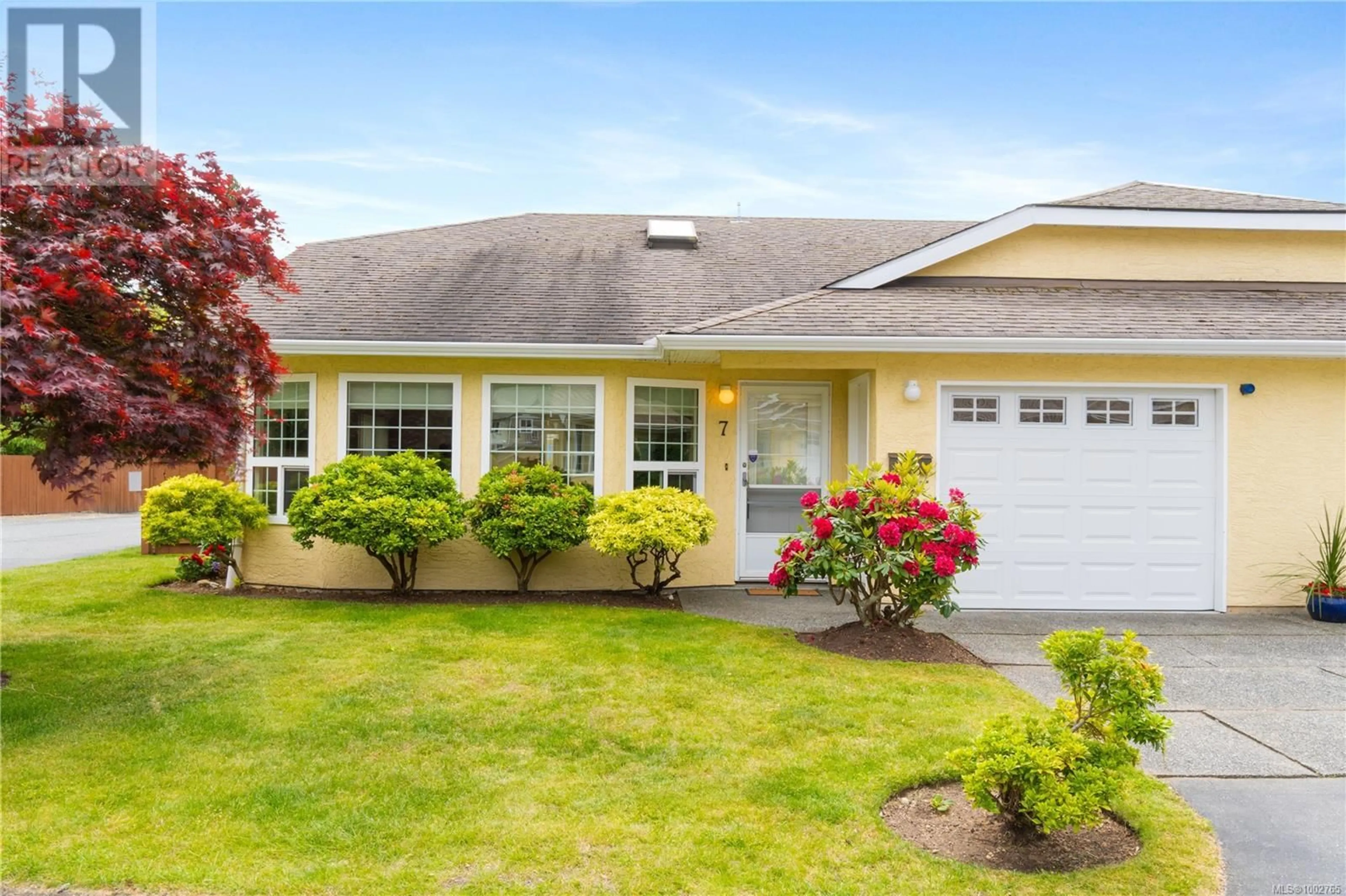 Home with vinyl exterior material, street for 7 - 4750 UPLANDS DRIVE, Nanaimo British Columbia V9T5V1