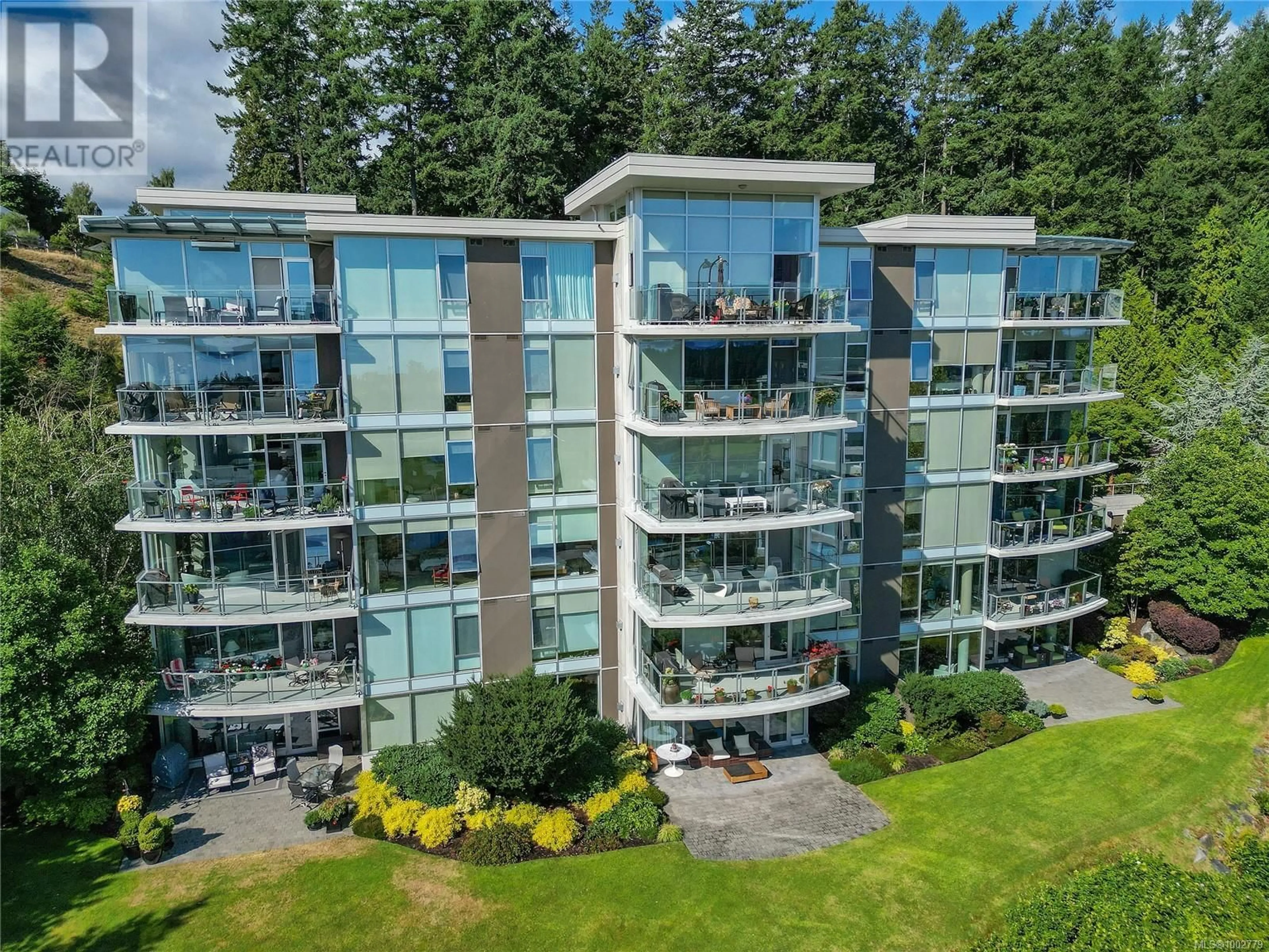 A pic from outside/outdoor area/front of a property/back of a property/a pic from drone, building for 503 - 738 SAYWARD HILL TERRACE, Saanich British Columbia V8Y3K1