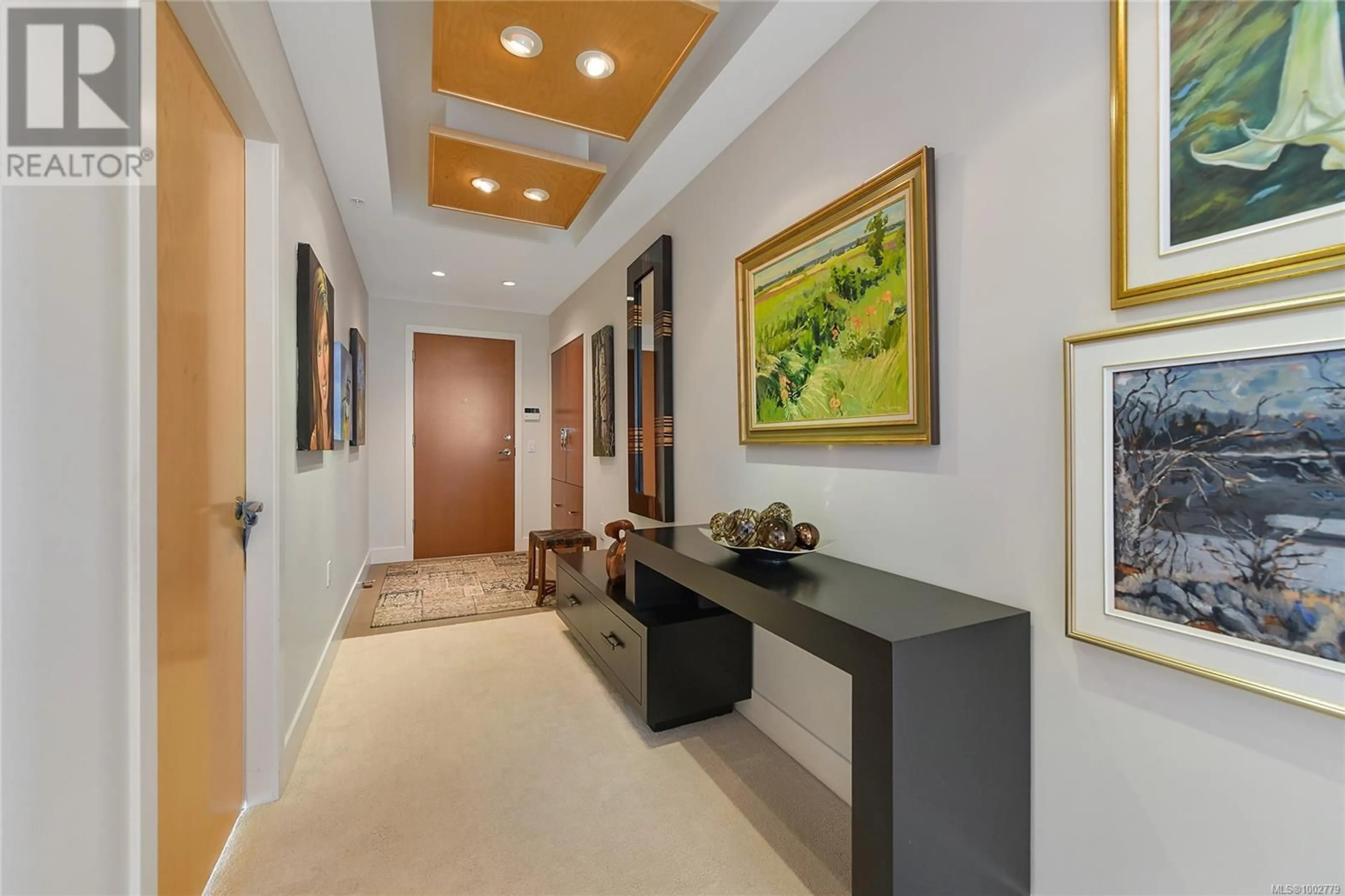 Indoor foyer for 503 - 738 SAYWARD HILL TERRACE, Saanich British Columbia V8Y3K1
