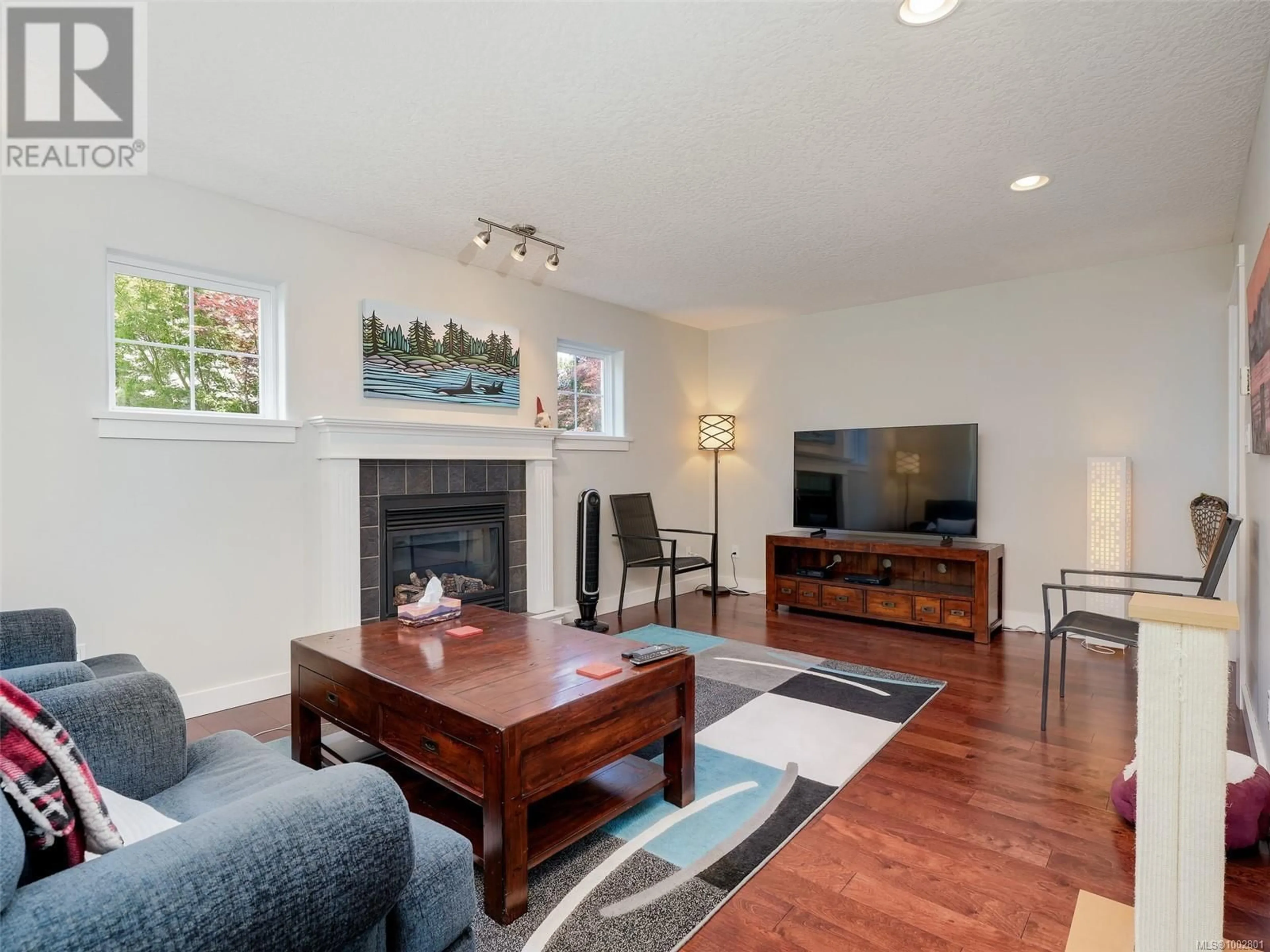 Living room with furniture, wood/laminate floor for 2 - 921 COLVILLE ROAD, Esquimalt British Columbia V9A4P4