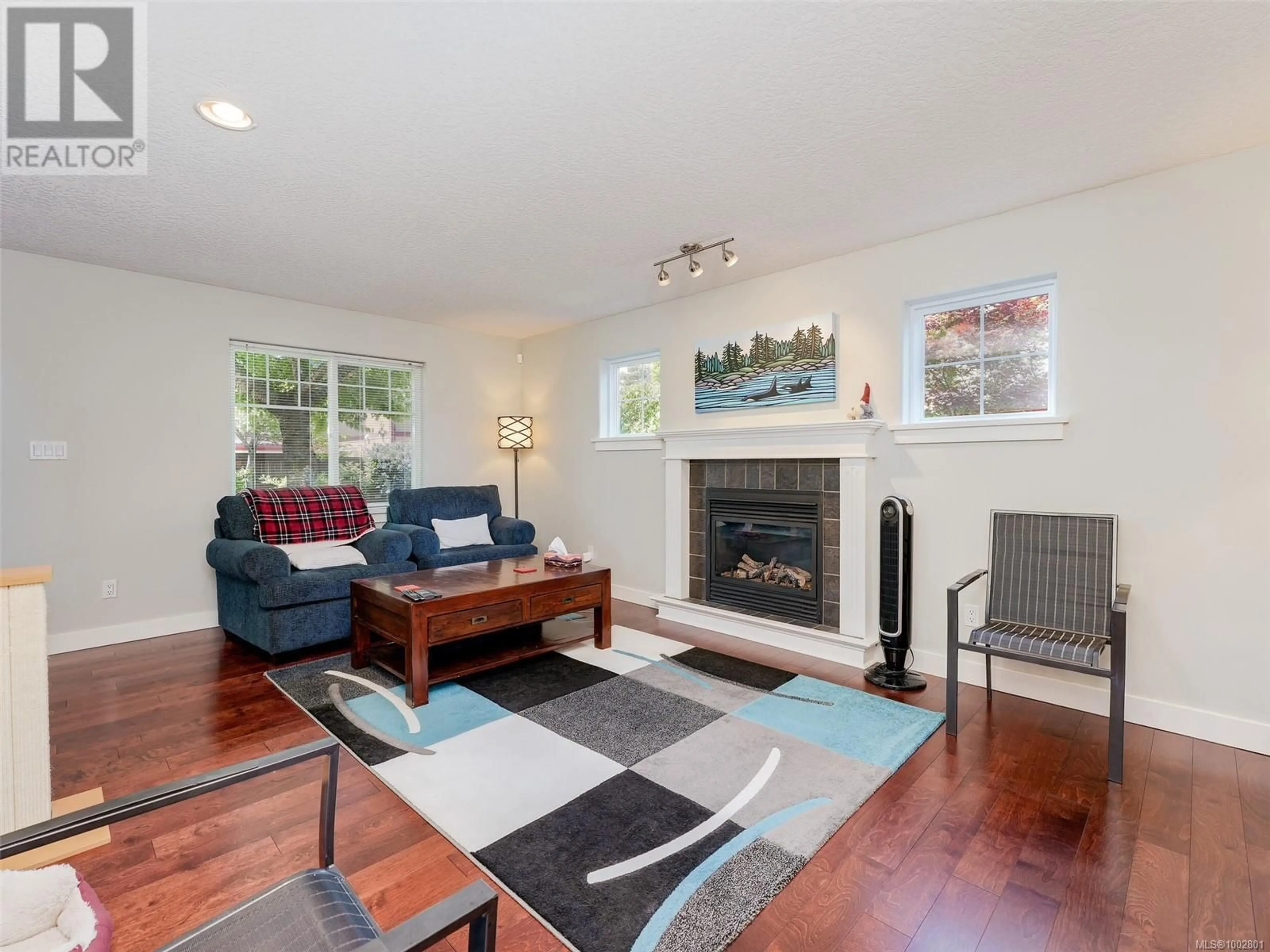 Living room with furniture, wood/laminate floor for 2 - 921 COLVILLE ROAD, Esquimalt British Columbia V9A4P4