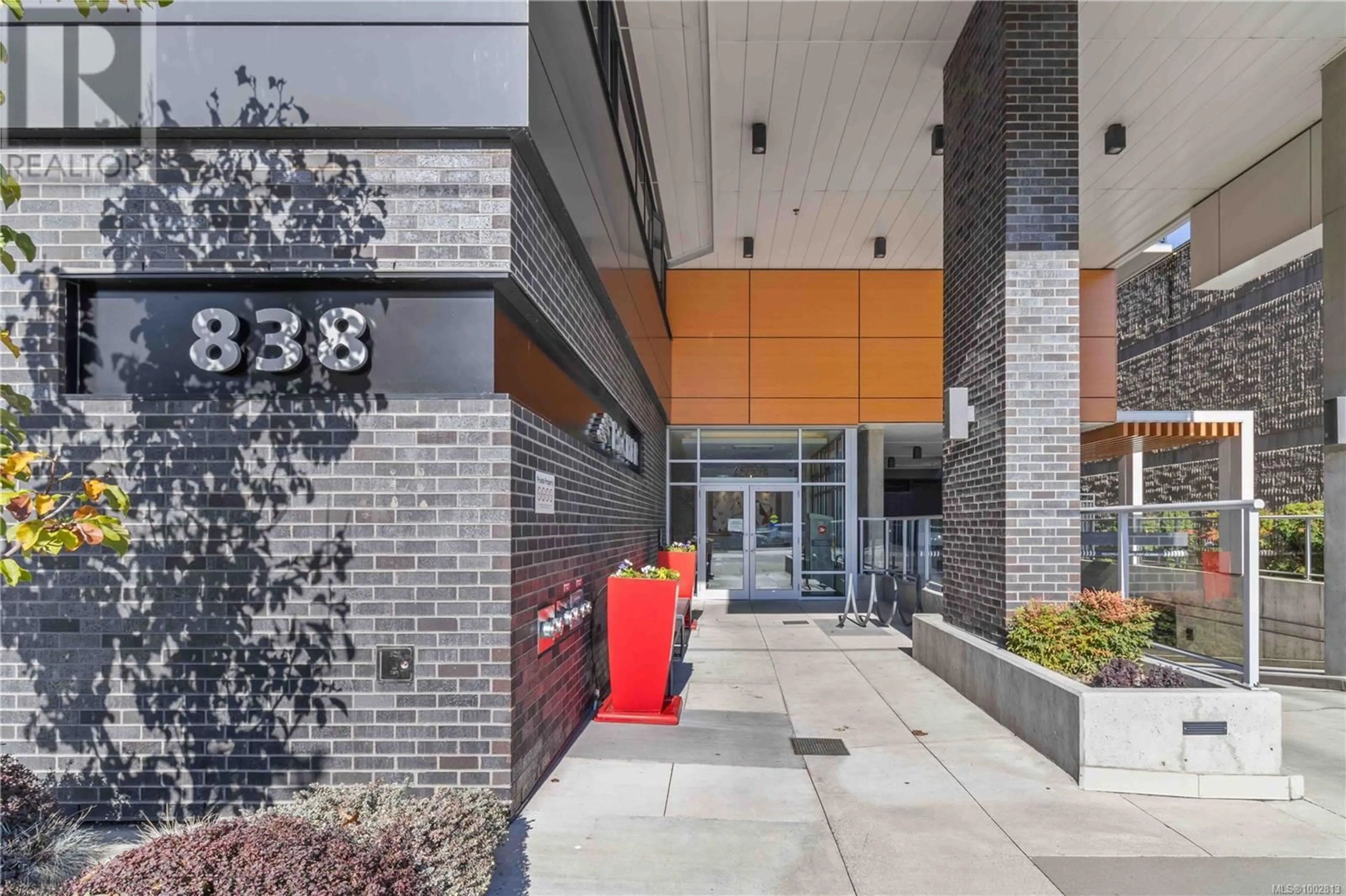 Indoor foyer for 809 - 838 BROUGHTON STREET, Victoria British Columbia V8W1E4