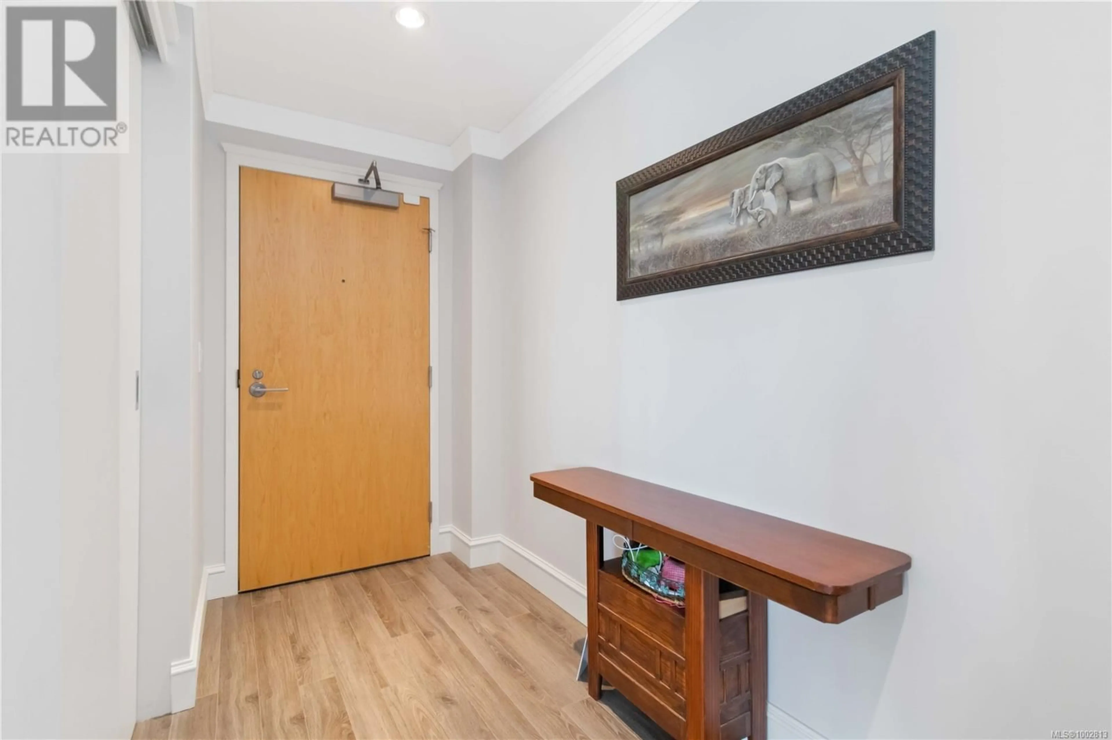 Indoor entryway for 809 - 838 BROUGHTON STREET, Victoria British Columbia V8W1E4