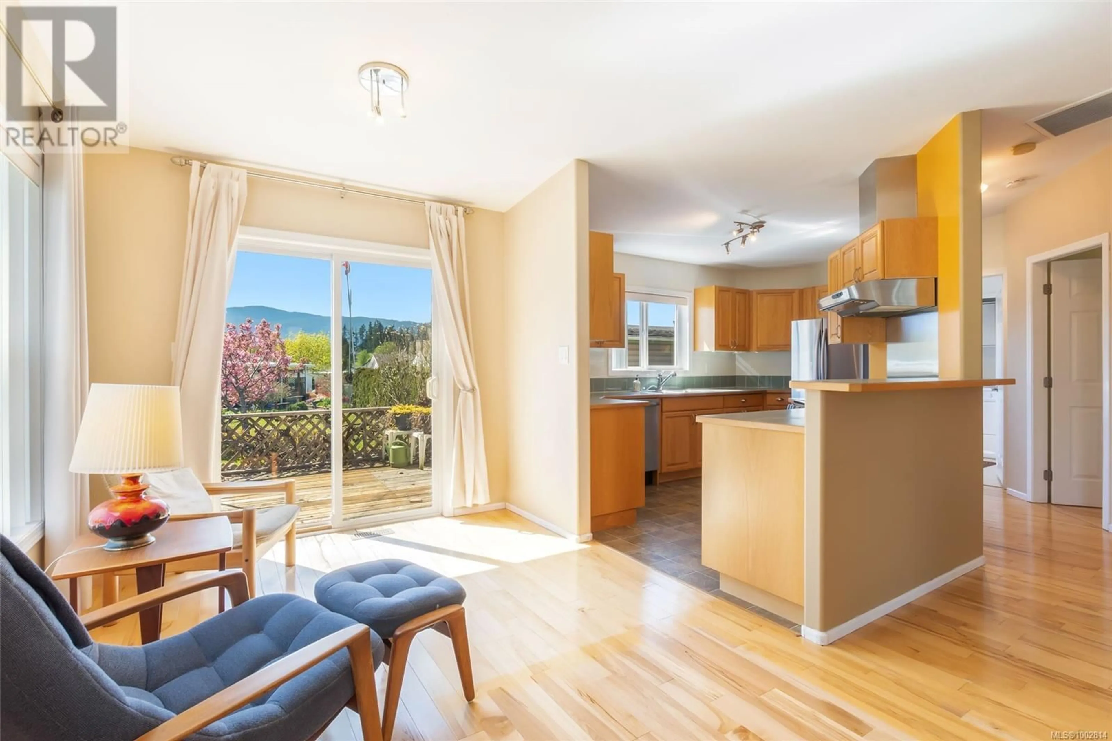 Open concept kitchen, wood/laminate floor for 6225 FARBER WAY, Nanaimo British Columbia V9T6J2