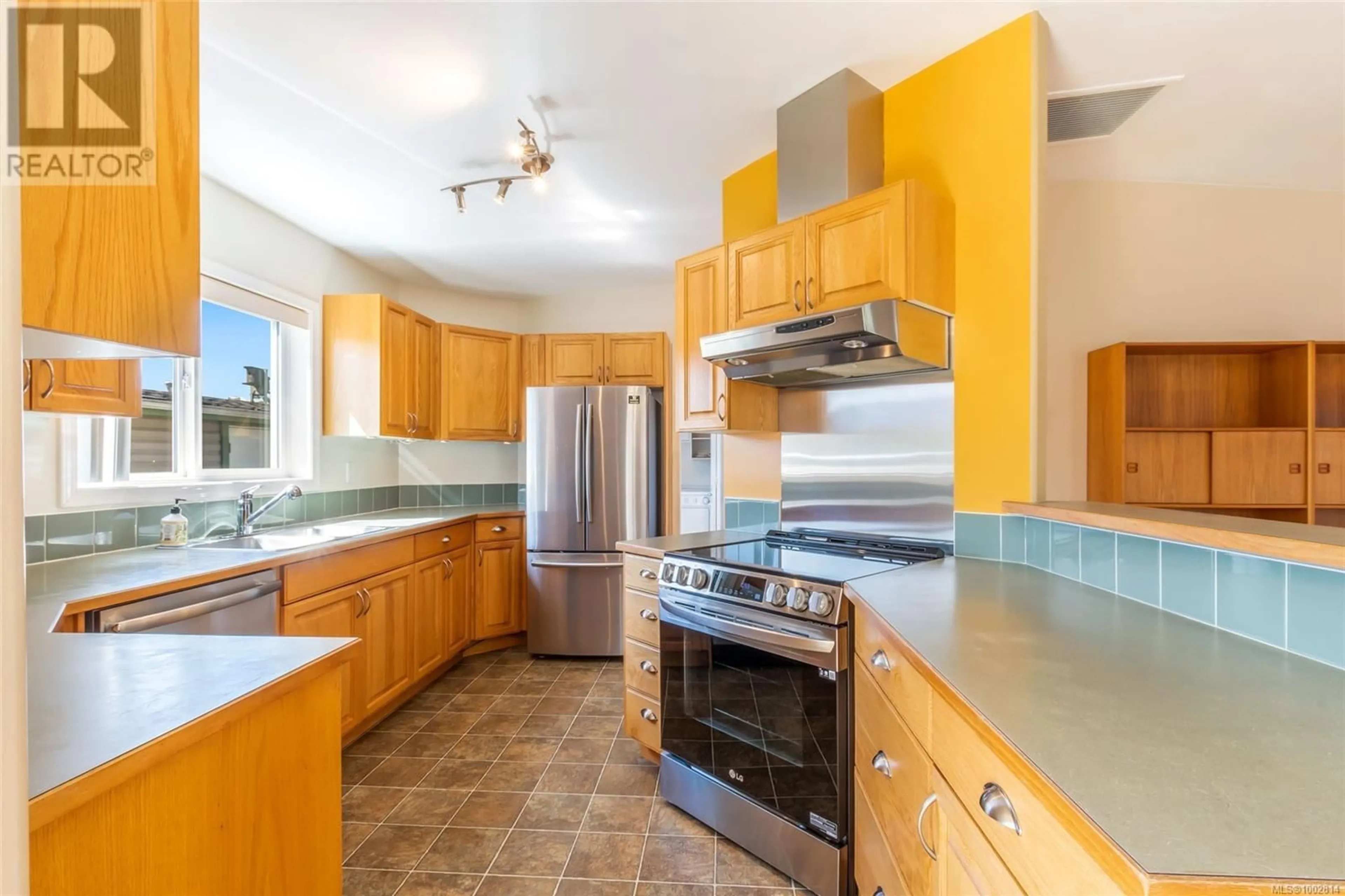 Standard kitchen, ceramic/tile floor for 6225 FARBER WAY, Nanaimo British Columbia V9T6J2