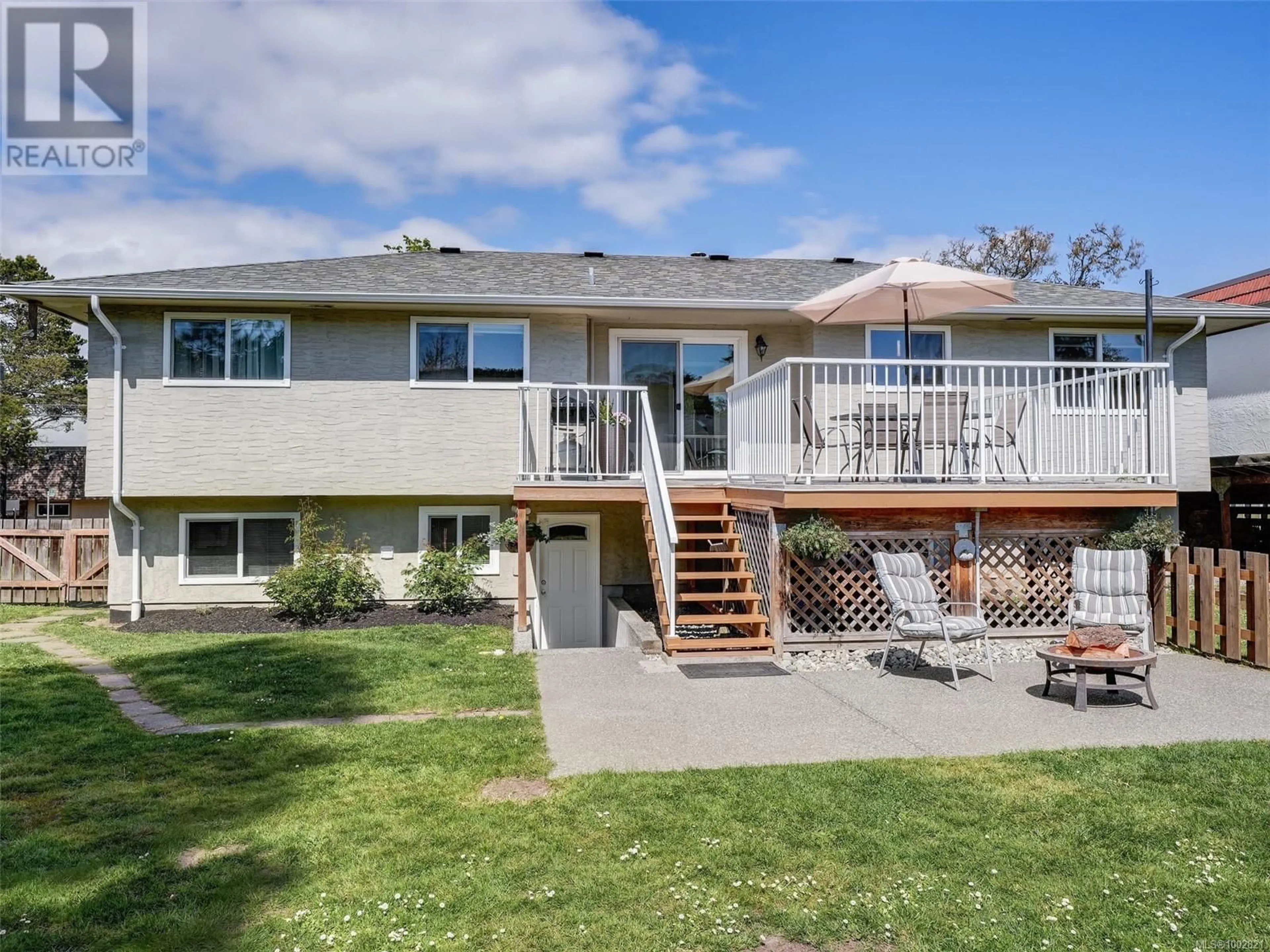 Home with vinyl exterior material, unknown for 1583 KENMORE ROAD, Saanich British Columbia V8N2E2